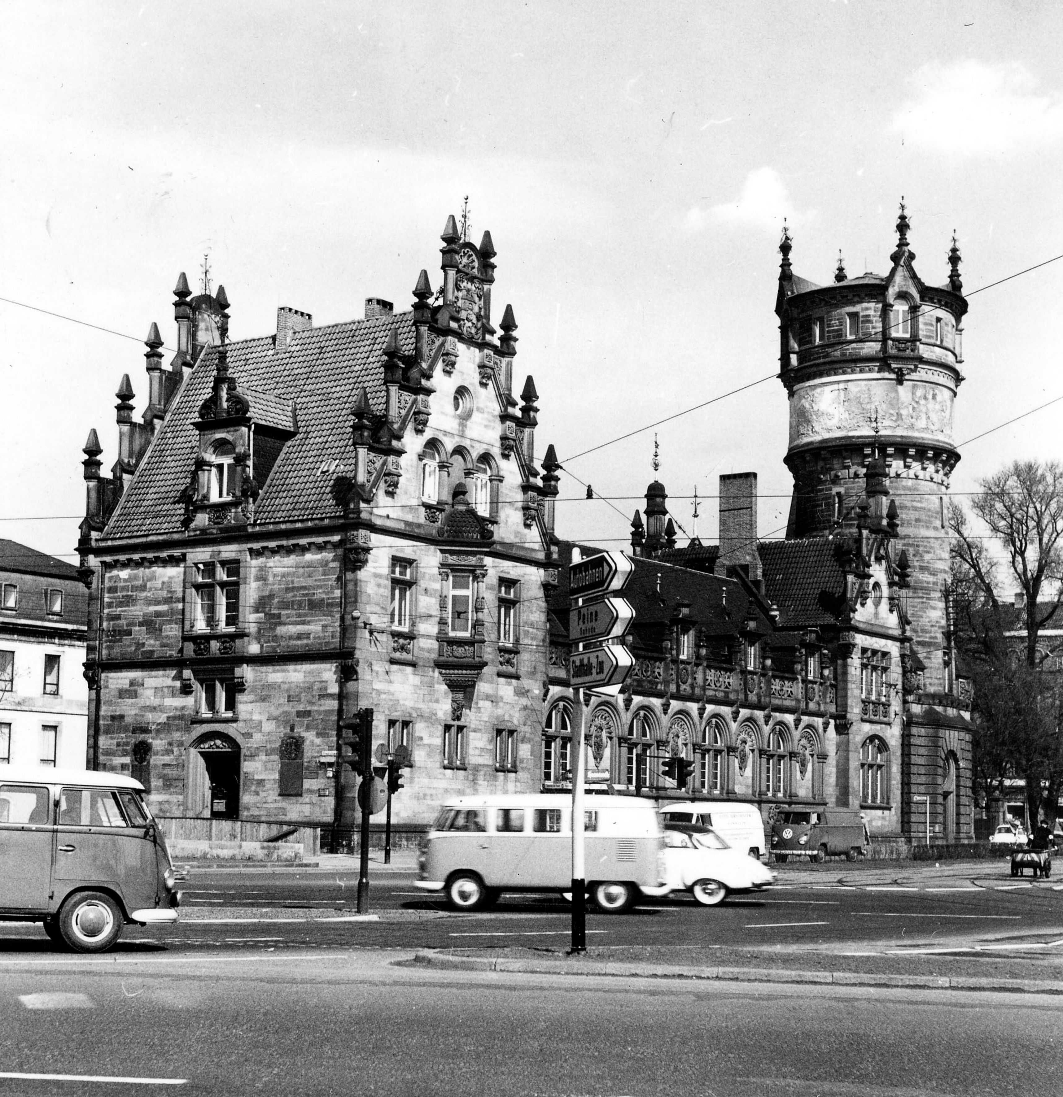Der Friederikenplatz wurde mit mehrspurigen Straßen ausgebaut und die bestehenden Schienen ergänzt.