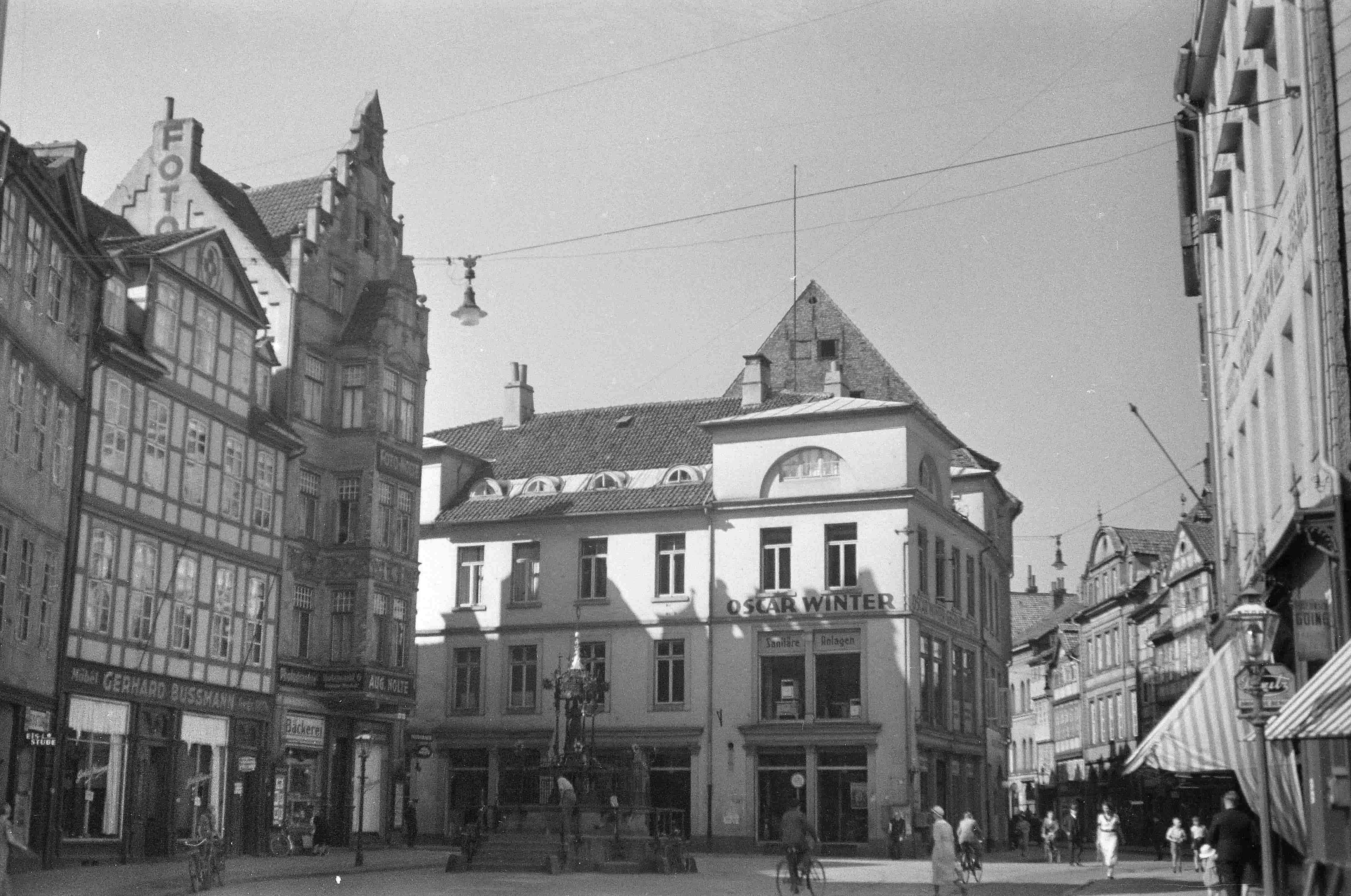 Die Firma Oscar Winter, eine Eisenwarengroßhandlung, hatte ihre Niederlassung am heutigen Standort des Historischen Museum. Zu ihrem hundertjährigen Geschäftsjubiläum stiftete sie 1896 den Holzmarktbrunnen, den Oscar-Winter-Brunnen.