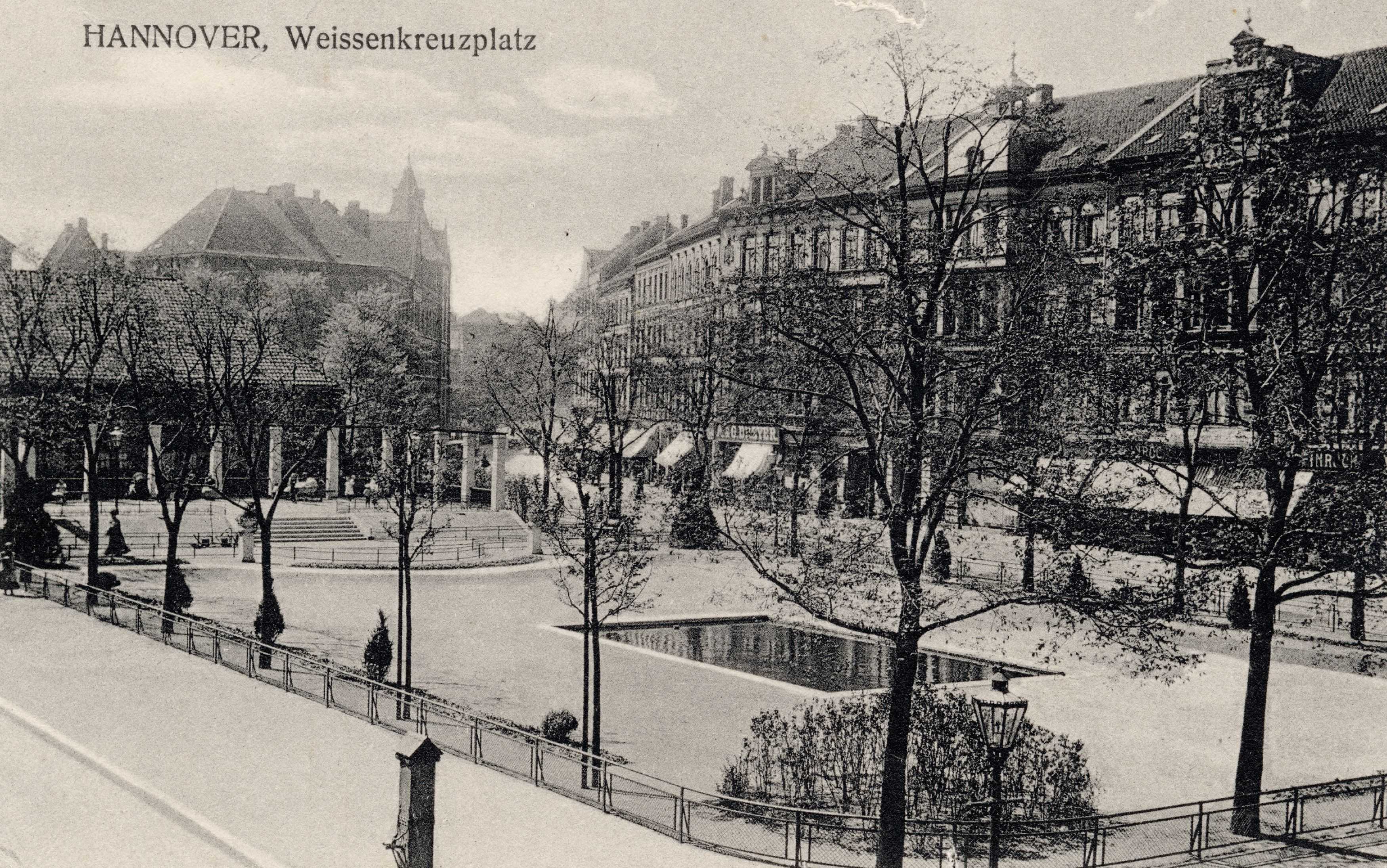 Angelegt wurde der Platz 1880 und bildete das Zentrum der Oststadt. Um 1900 wurde er als Schmuckplatz mit Wasserbecken, erhöhtem Sitzbereich und Pergola gestaltet.