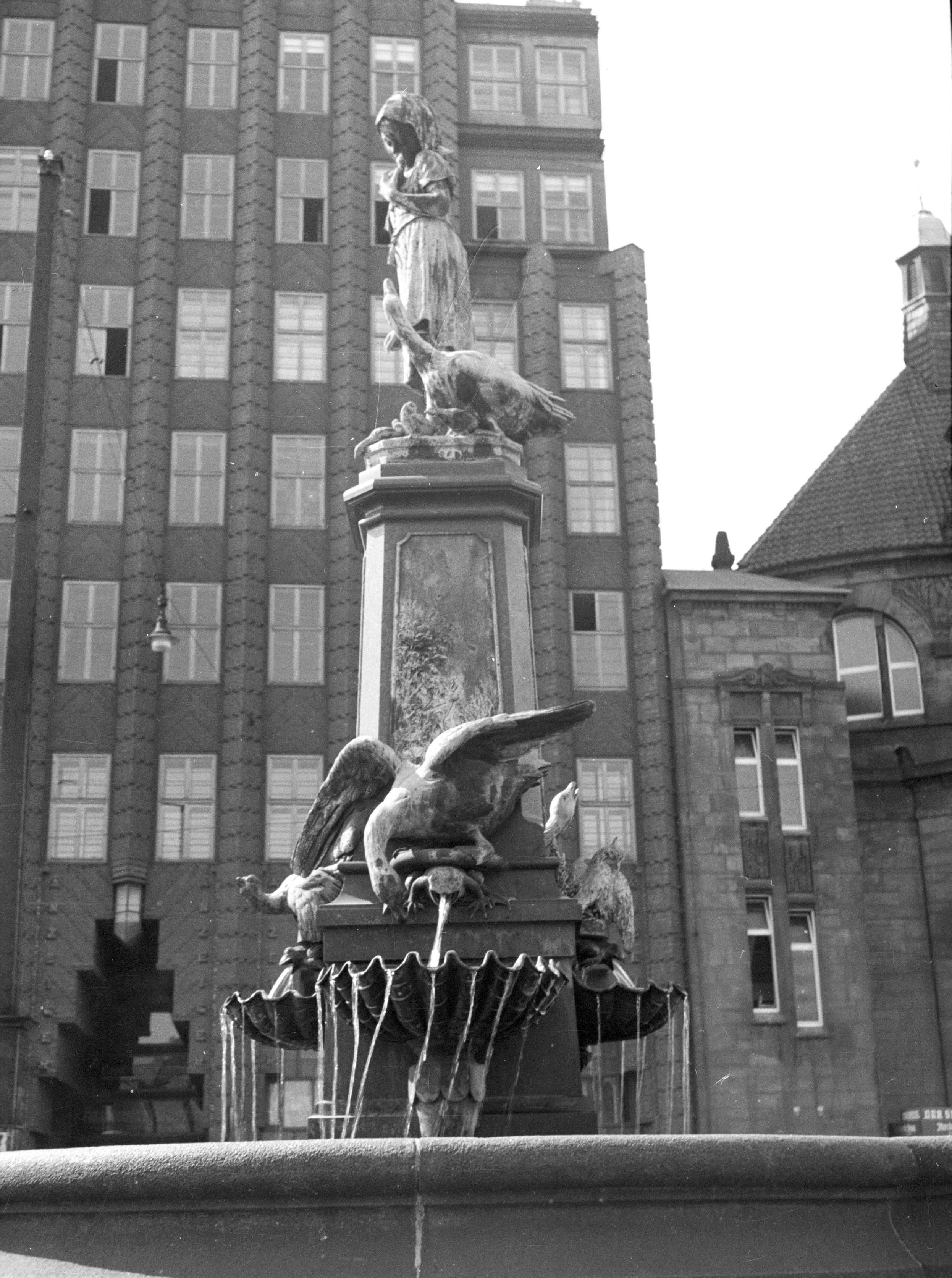 Die vier seitlichen Reliefs an der Säule zeigen Elemente aus dem Alltag auf dem Land: einen Fuchs bei der Gänsejagd, einen Hirsch im Wald, ein Bauernhaus und einen Jäger mit Hund.
