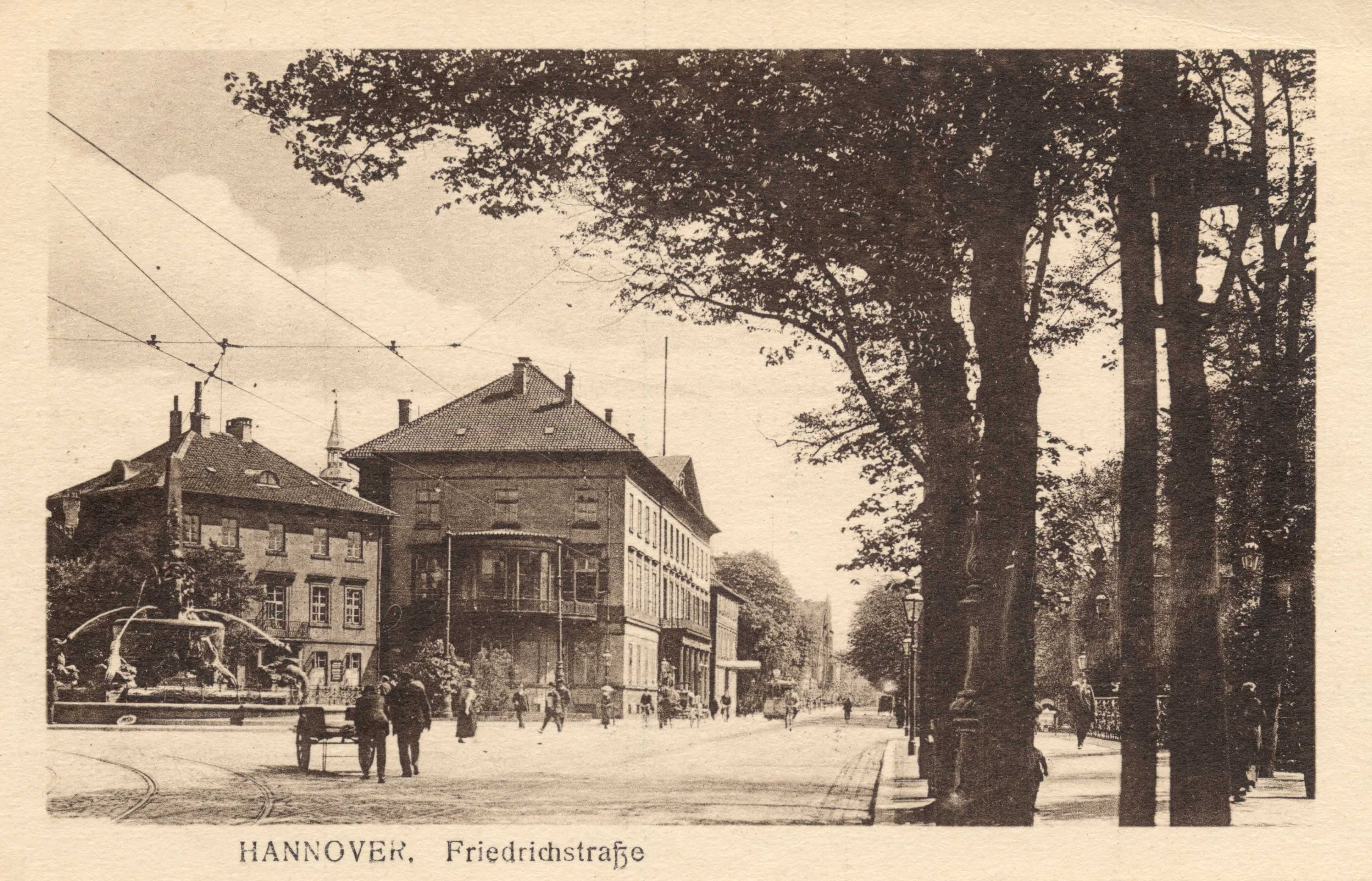 Zu den prominenten Gebäuden an der Friedrichsstraße gehörte seit 1832 das Wangenheimpalais. Im Jahr 1851 wurde es als Stadtresidenz für König Georg V. gekauft. Von 1862 bis 1913 diente es der Stadt Hannover als Rathaus. Seit 1957 wird es vom Niedersächsischem Wirtschaftsministerium genutzt.