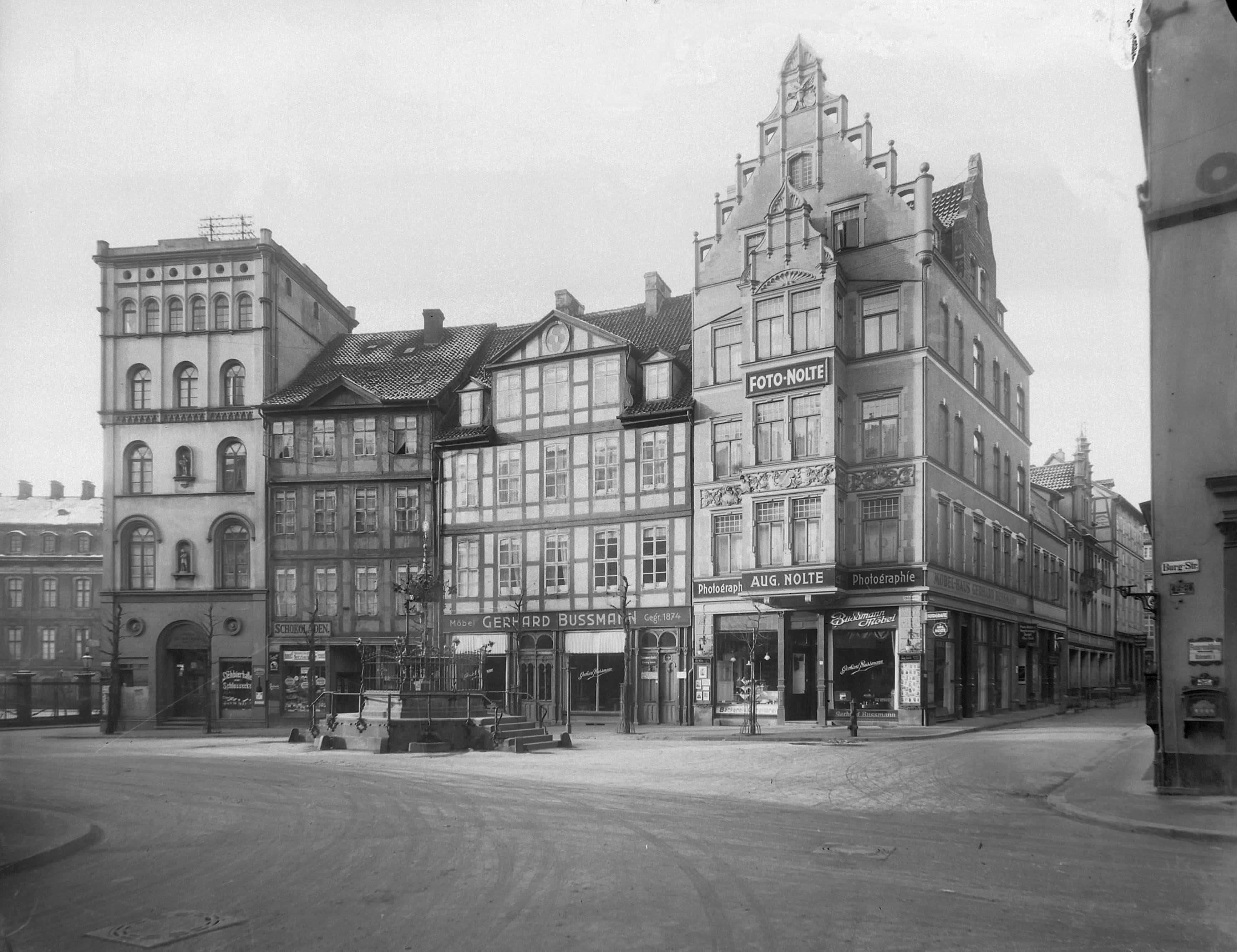 Einige der historischen Gebäude am Holzmarkt sind heute noch erhalten. Anstelle der zwei mittleren Gebäude auf diesem Bild steht heute das Leibniz-Haus.