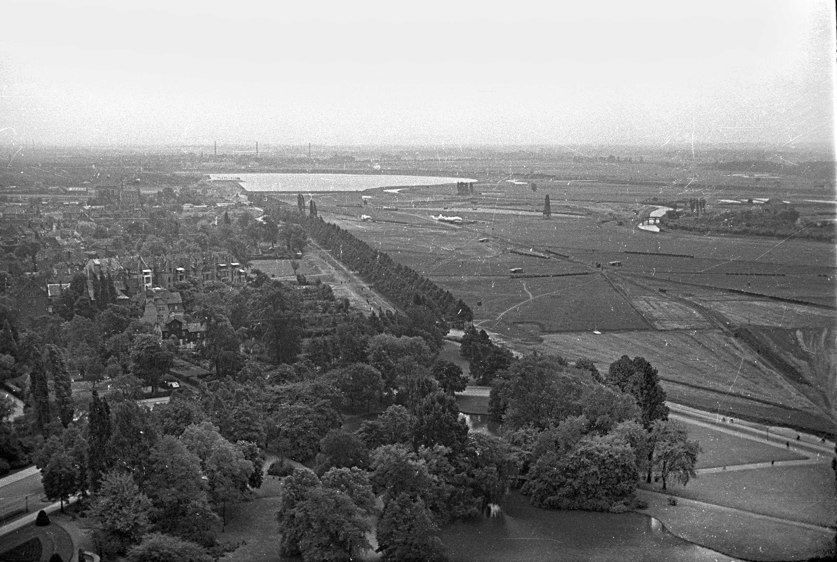 Das Gutachten des Wasserbauers Otto Franzius (1877-1936) brachte einen entscheidenden Planungsschub. Der Maschsee wurde 1933 Teil des Gesamtplans zum Hochwasserschutz von Stadtbaurat Karl Elkart (1880-1959). Im Jahr darauf begannen die Bauarbeiten.