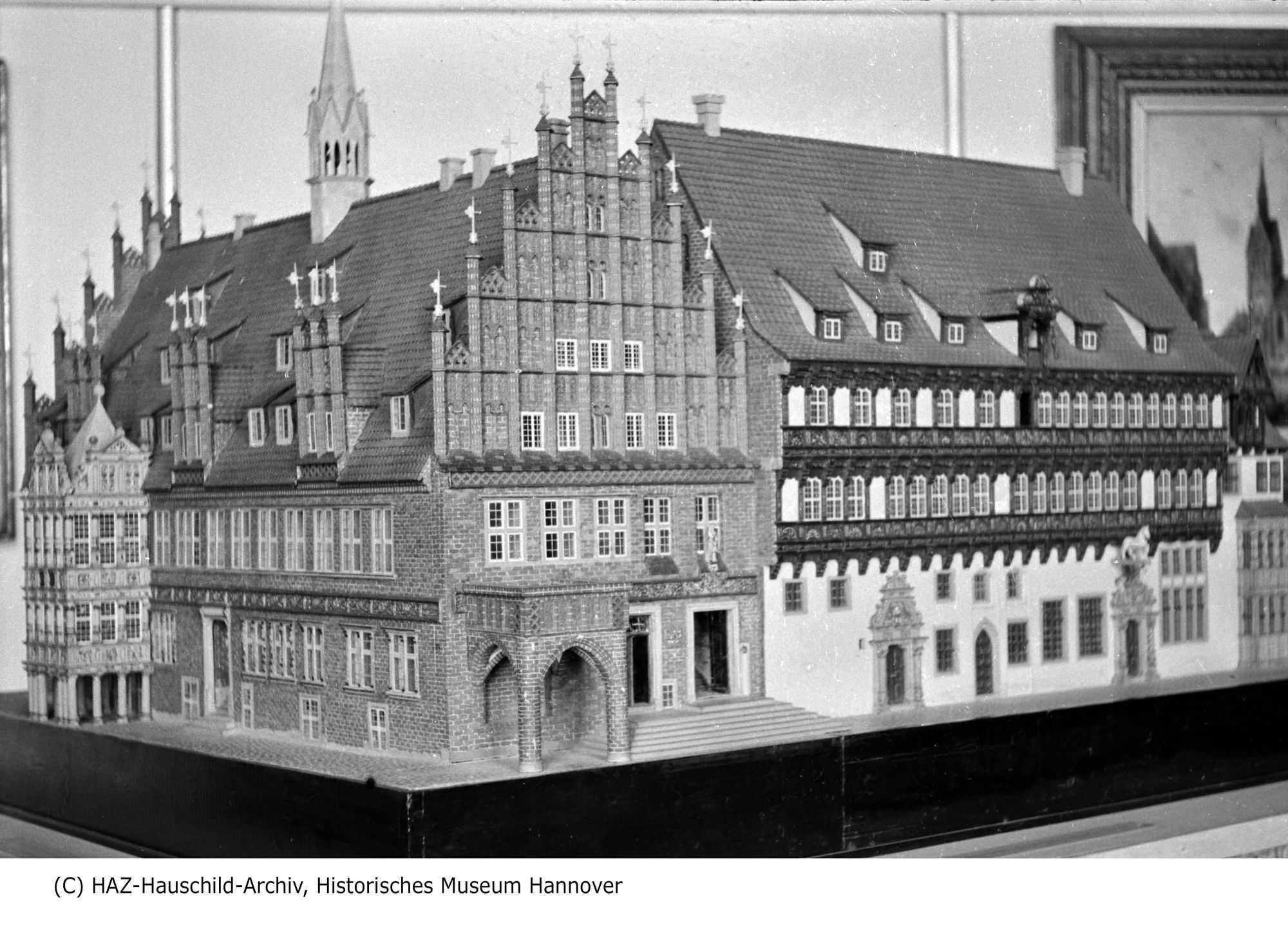 Zwischen 1877 und 1891 wurde auch die Fassade des alten Marktflügels restauriert.