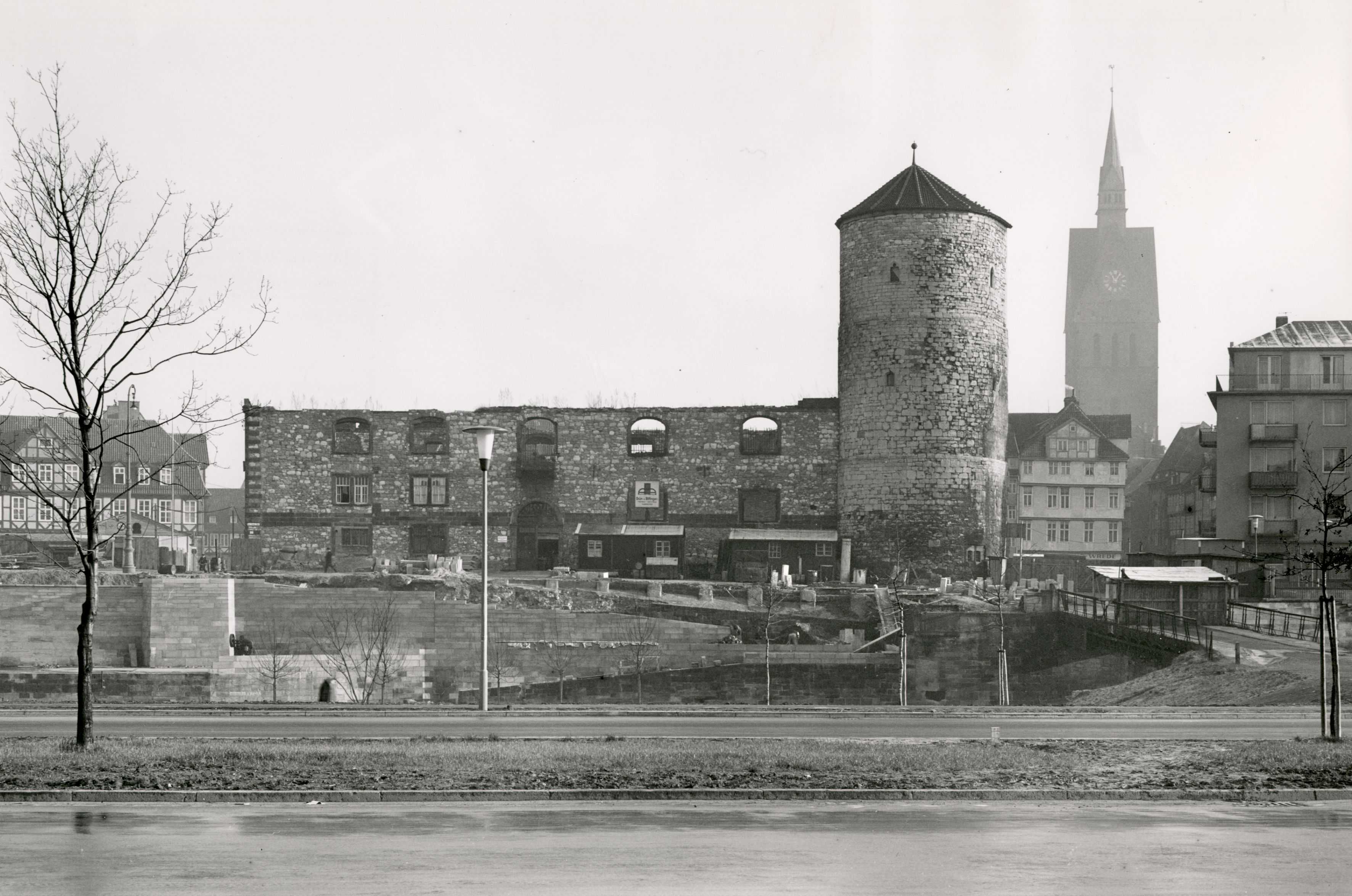 Der Turm der Marktkirche war bereits wieder aufgebaut. Auch die Ufermauer strahlt in neuem Glanz. Auf der gegenüberliegenden Uferseite wurde die Straße Leibnizufer neu angelegt.