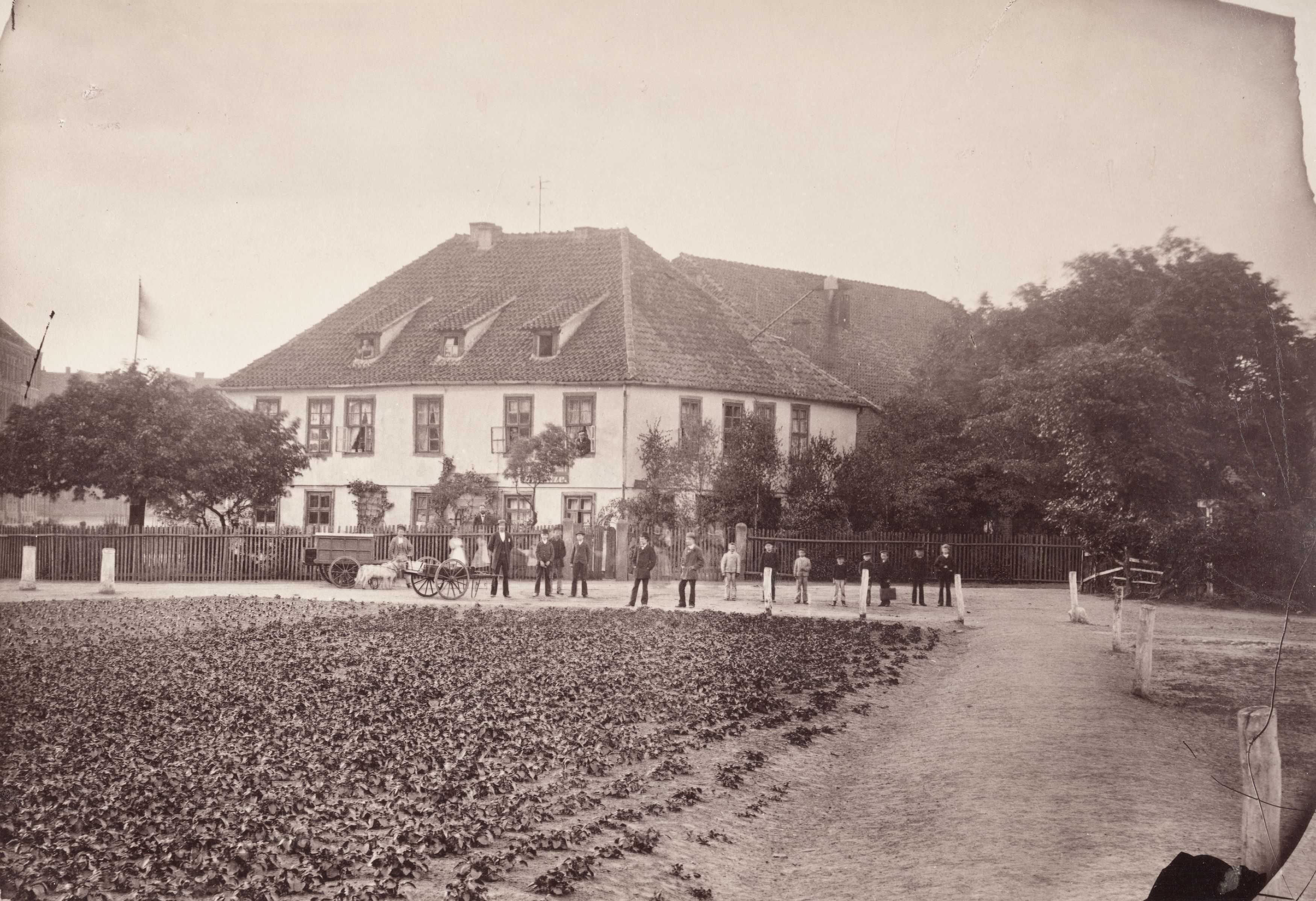 Der Weißekreuzplatz liegt nah beim Hauptbahnhof. Bis 1887 stand hier eine große Gastwirtschaft „Zum weißen Kreuze“ der ansässigen Gartengemeinde. In der Gartengemeinde lebten Menschen ursprünglich in der Vorstadt, also vor den Toren der Stadt. Mit dem rasanten Wachstum Hannovers im 19. Jahrhundert wurden das ehemalige Dorf List und die Vorstadt zunehmend dichter bebaut. Eingemeindet wurde die List dann 1891. Der Name Weißekreuzplatz wurde ihm 1929 verliehen und leitet sich von dem Wirtshaus ab. Ein weißes Kreuz stand hier früher möglicherweise als Sühnestein für den 1653 hingerichteten Raubmörder Jasper Hanebuth.