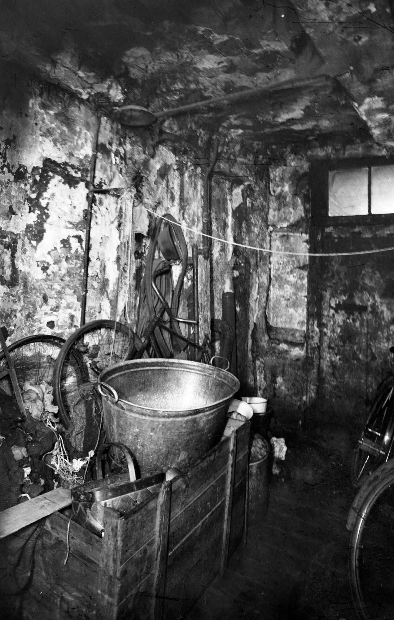 Auch hinter den Fassaden waren die Lebensverhältnisse in vielen Wohnungen unerträglich geworden. Hier lebten vor allem Arbeiter, Handwerker, Alleinstehende und Geringverdiener.