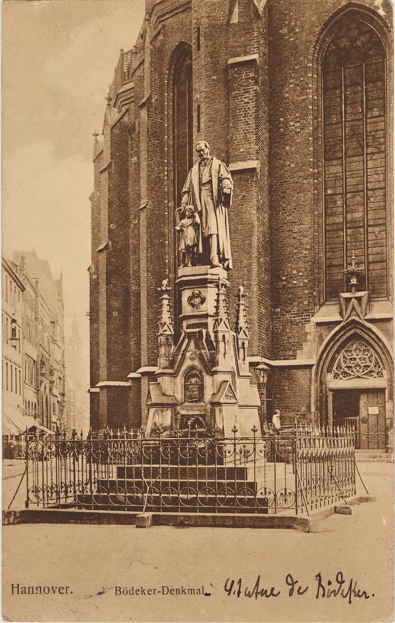 Wie auf den Fotos zu sehen, stand das Denkmal ursprünglich an der Schmiedestraße auf einem mit einem umzäunten Brunnen versehenen Sockel. Bödeker gründete zahlreiche soziale Stiftungen und karitative Vereine und erhält sogar die Ehrenbürgerwürde am 27.11.1848.