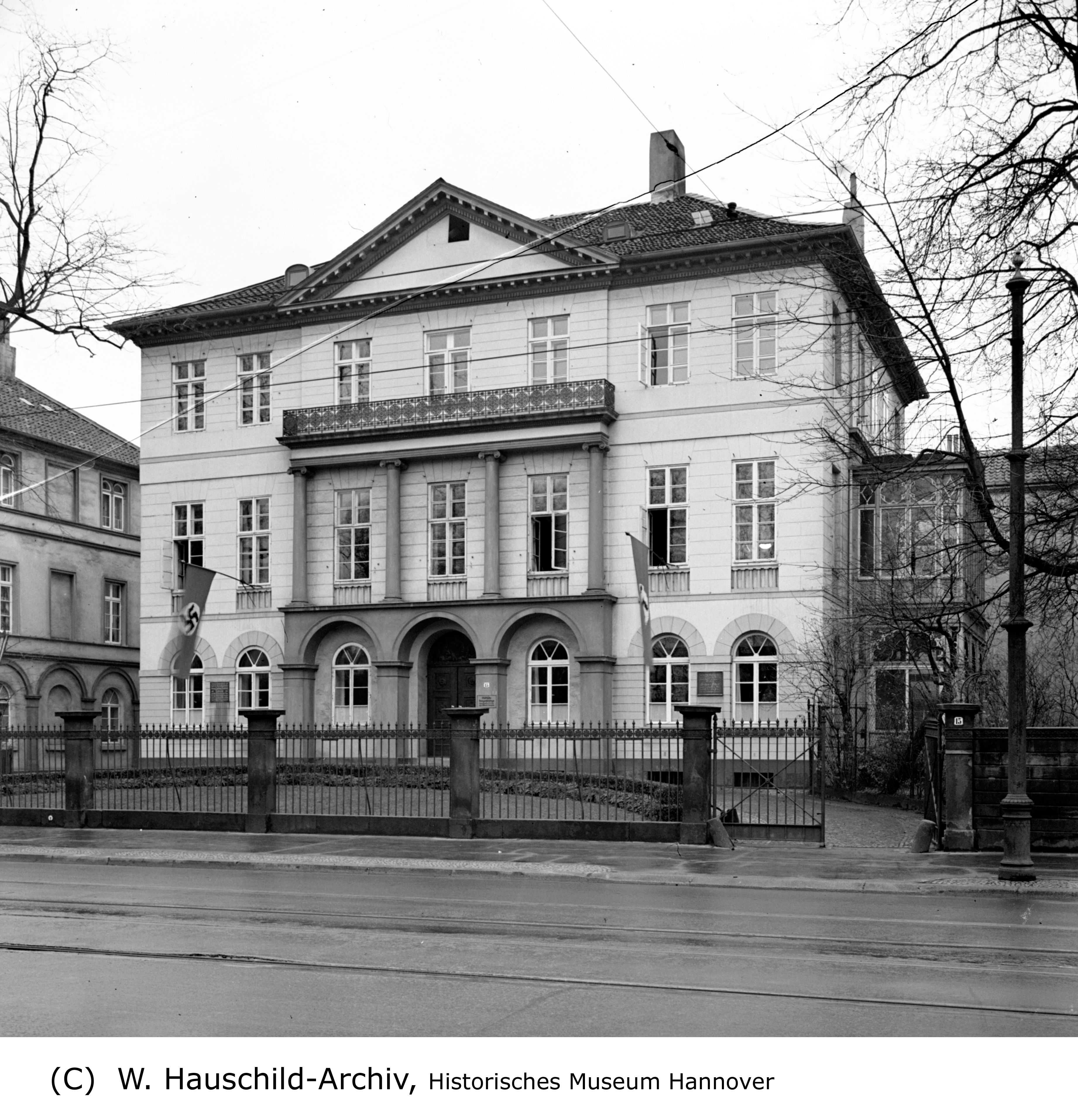 1908 erwarb die Stadt Hannover das Gebäude und nutzte es als Wohn- und Verwaltungsbau. Unter anderem war hier 1935-38 das städt. Gesundheitsamt untergebracht - für die Nationalsozialisten eine wichtige Institution in der Durchsetzung der Erb- und Rassenbiologischen Ziele des Dritten Reiches. Die Luftangriffe überstand das Haus unbeschadet und diente nach dem Krieg zeitweise wieder als Wohnraum, unter anderem dem Schosser und sozialdemokratischen Widerständler Wilhelm Hahn jun. (1904-75).