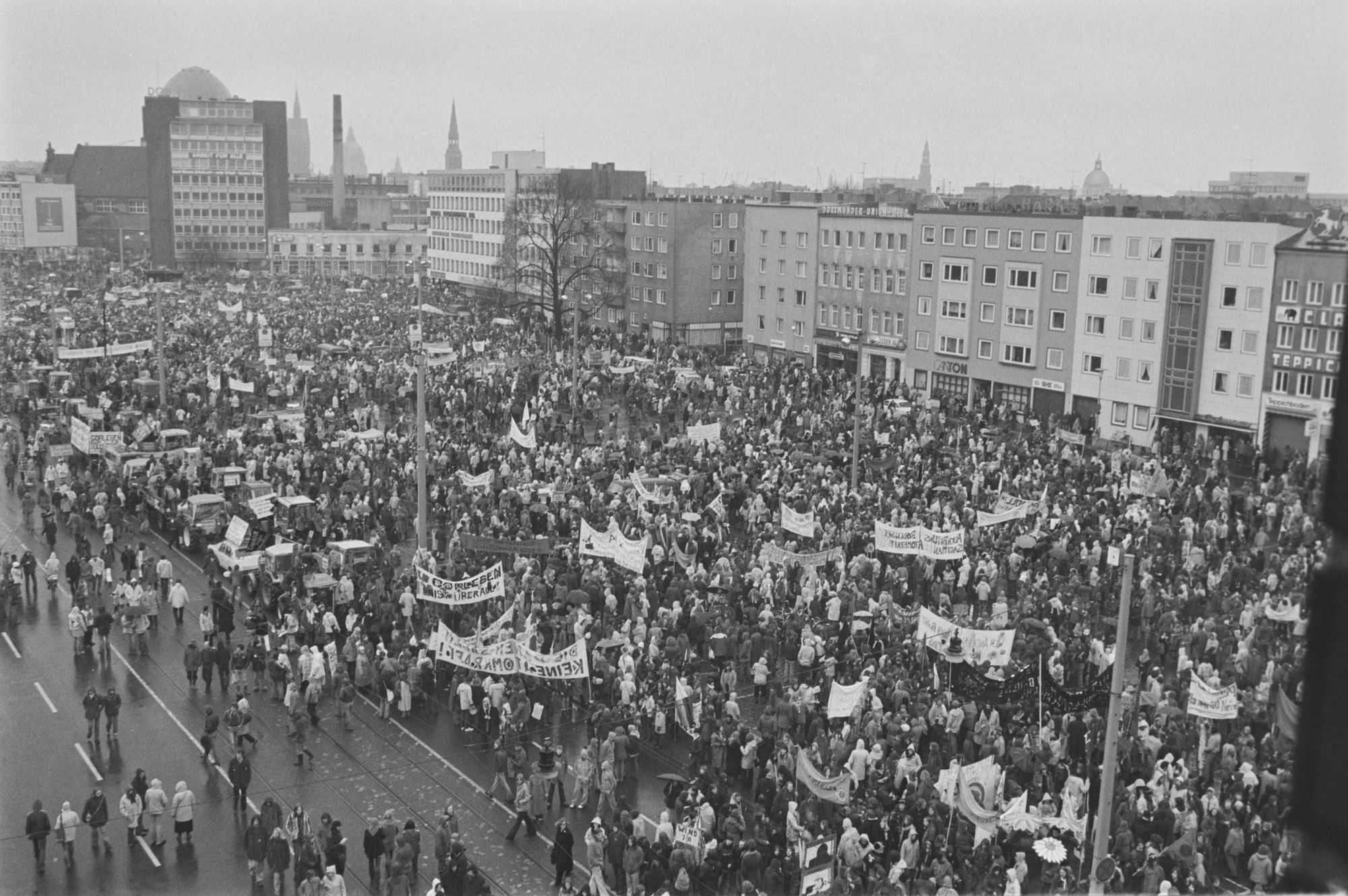 Die große Kundgebung der Demonstration fand am Klagesmarkt statt. Es war eine der wenigen Flächen in Hannover, die genug Raum für die Demonstrierende bot. Trotz der Größe der Demonstration lief die Aktion friedlich ab.