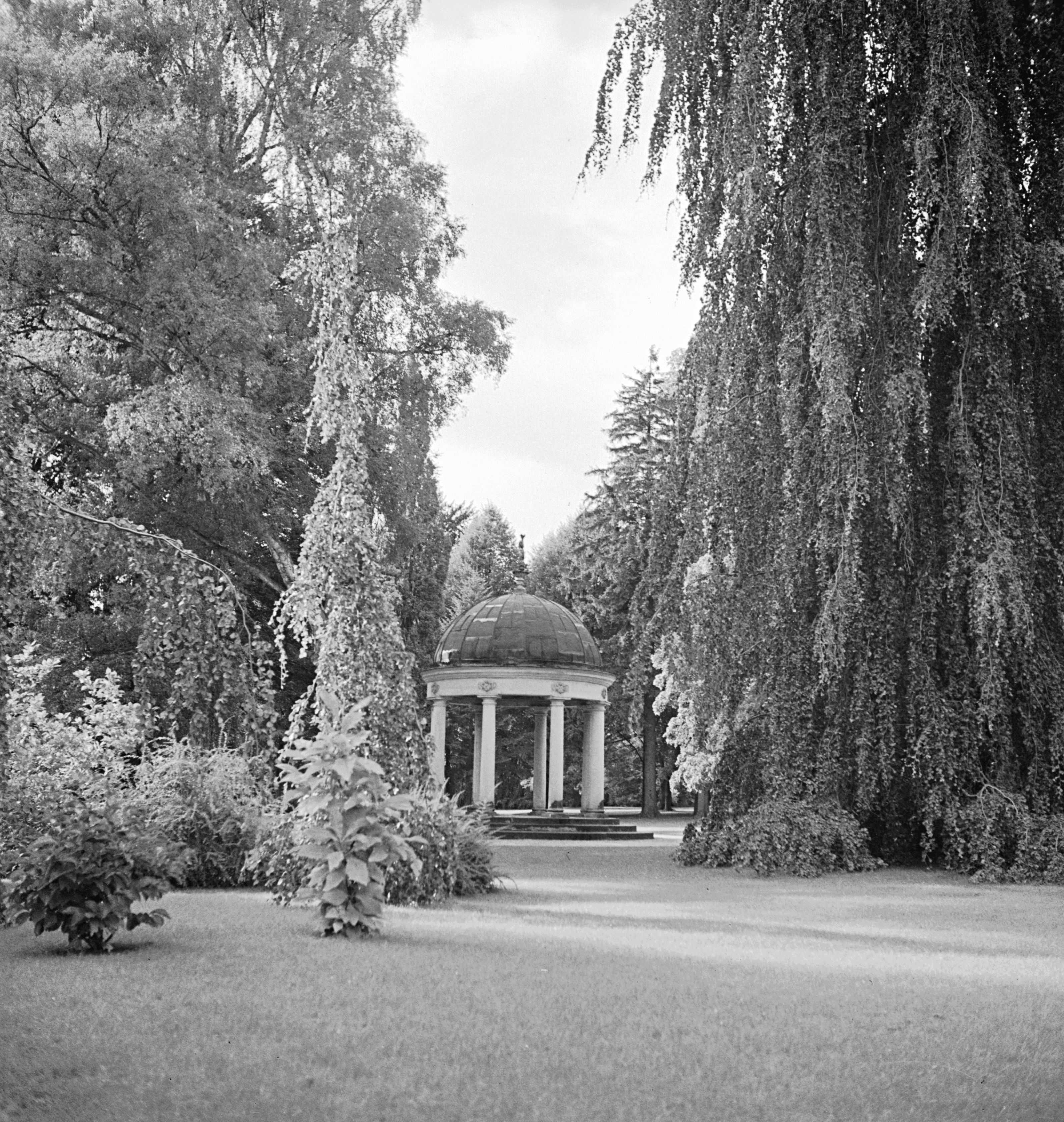 1935 wurde der Leibniztempel, ein Rundtempel mit ionischen Säulen, in den Georgengarten versetzt. Gegenüber vom Georgengarten befindet sich die 1831 gegründete Leibniz-Universität. Deren Logo enthält unter anderem Zahlen im Binärsystem, welches von Leibniz entwickelt wurde und das wegbereitend für die heutigen Computer war.