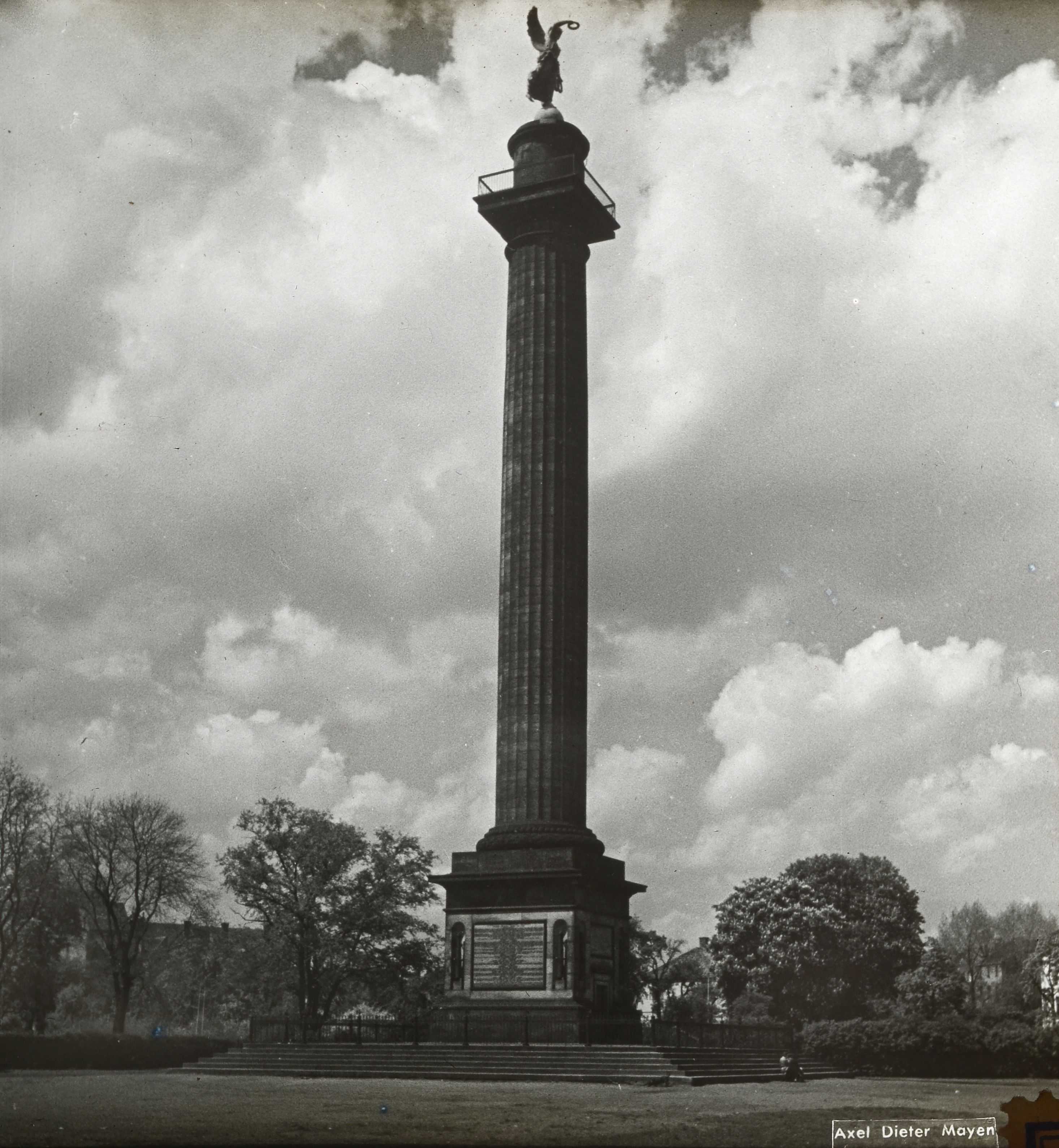 Die vom Hofbaurat G.W.L. Laves (1788-1864) entworfene, klassizistische Säule aus Deistersandstein ist 47m hoch mit einem Durchmesser von unter 4m. Im Inneren führt eine Wendeltreppe rund 190 Stufen zur Aussichtsplattform. Gekrönt ist die Säule mit einer aus Kupfer und Eisen gearbeiteten Skulptur, die die Siegesgöttin Viktoria darstellt. Die 6,30m hohe Figur wurde in der Werkstatt des hannoverschen Blecharbeiters Conrad Beckmann (1780-1850) gearbeitet. Bei der Einweihung wurde sie feierlich enthüllt.