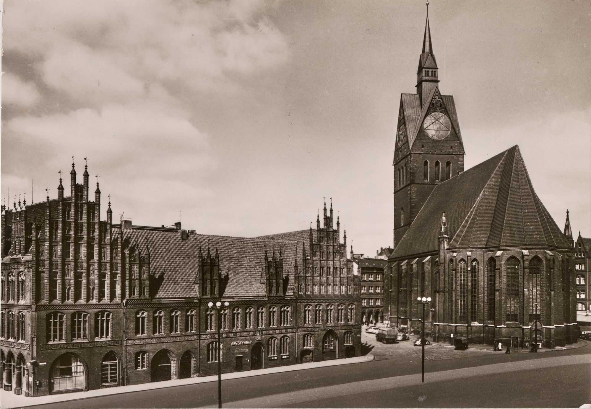 Ende der 1960er Jahre war der Wiederaufbau des Rathauses vollzogen.