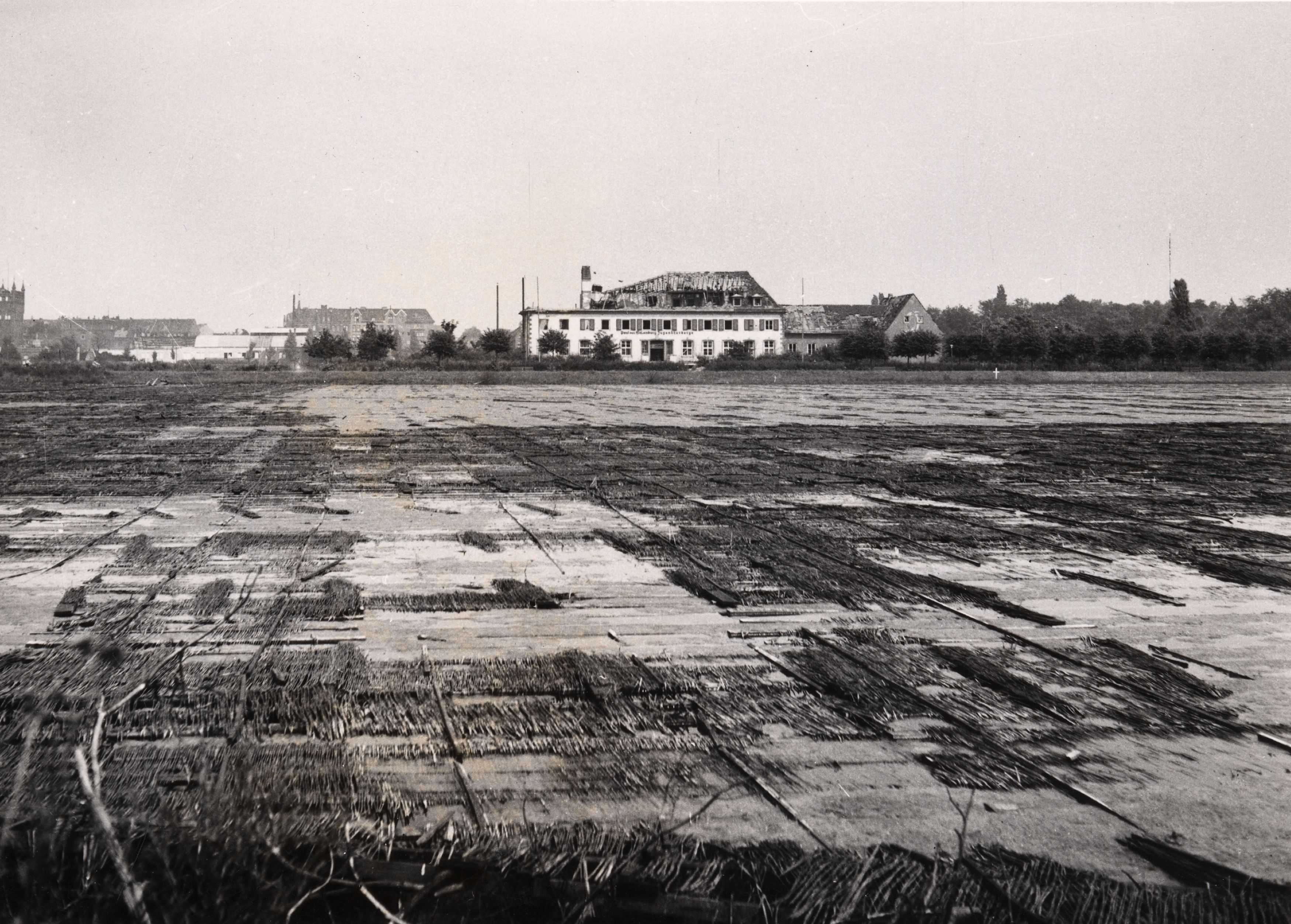 Im Zweiten Weltkrieg war der See durch seine Ausmaße eine gute Landmarke für die alliierten Bomber. Daher wurde versucht, die Fläche mit Flößen aus Weidengeflecht und Tarnnetzen unkenntlich zu machen. Der Maschsee war auch ein Zufluchtsort vor den Bombenangriffen für viele Anwohner.