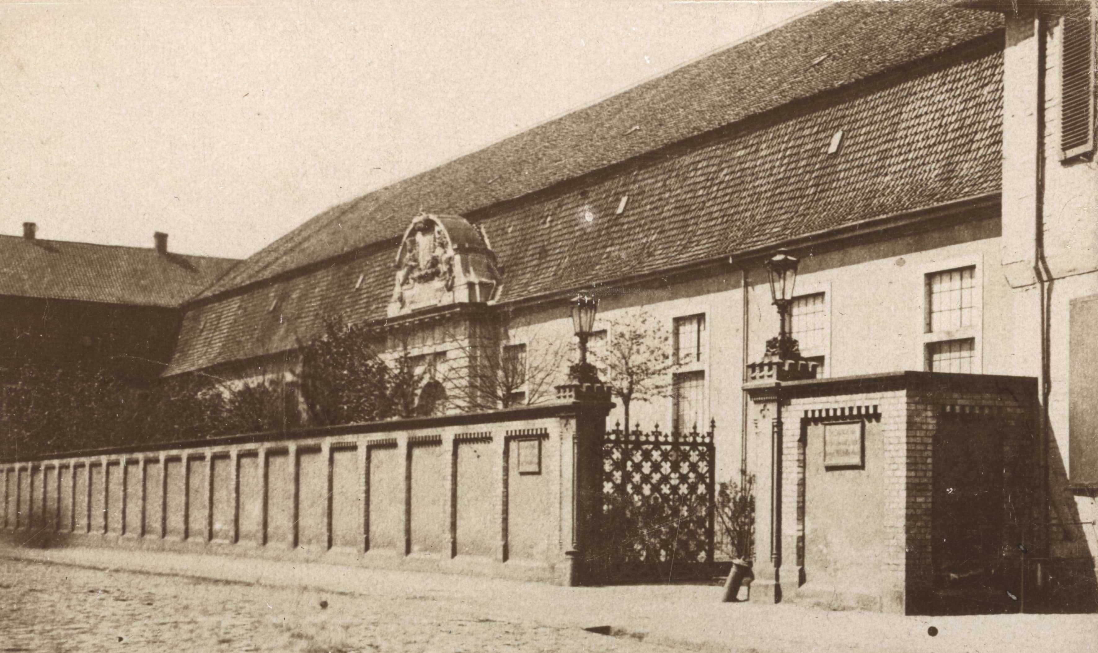 Errichtet wurde der Marstall in Nachbarschaft des herzoglichen Zeughauses, in dem das „Kriegszeug“, also Waffen, Rüstungen und Munition gelagert wurden – heute steht das Historische Museum an dieser Stelle. In unmittelbarer Nähe des Marstalls wurde mit der Pferdeschwemme eine Rampe hinunter zur Leine gebaut, in der die Pferde des Marstalls getränkt und gewaschen werden konnten.
