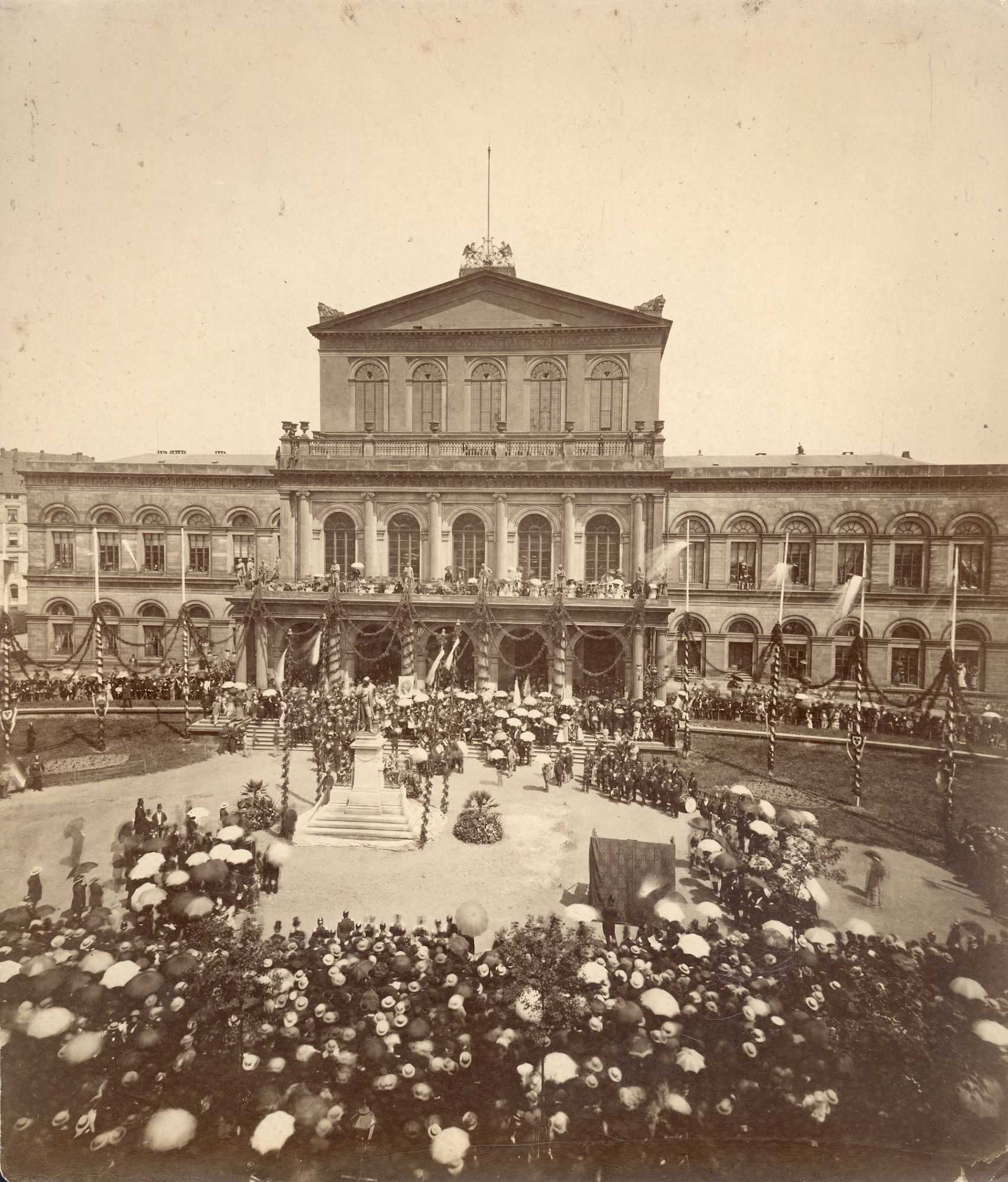 Das Denkmal für Heinrich Marschner wurde ursprünglich vor dem Opernhaus errichtet, wie auf dem Bild zu sehen. 1960 wurde es an seinen heutigen Standort in der Georgstraße versetzt. Es wurde 1877 errichtet und von Ferdinand Hartzer aus Bronze angefertigt und ehrt Hannovers ersten Generalmusikdirektor. Im Sockel sind ebenfalls Vor- und Nachname sowie Geburts- und Todesjahr (1795 - 1861) festgehalten.