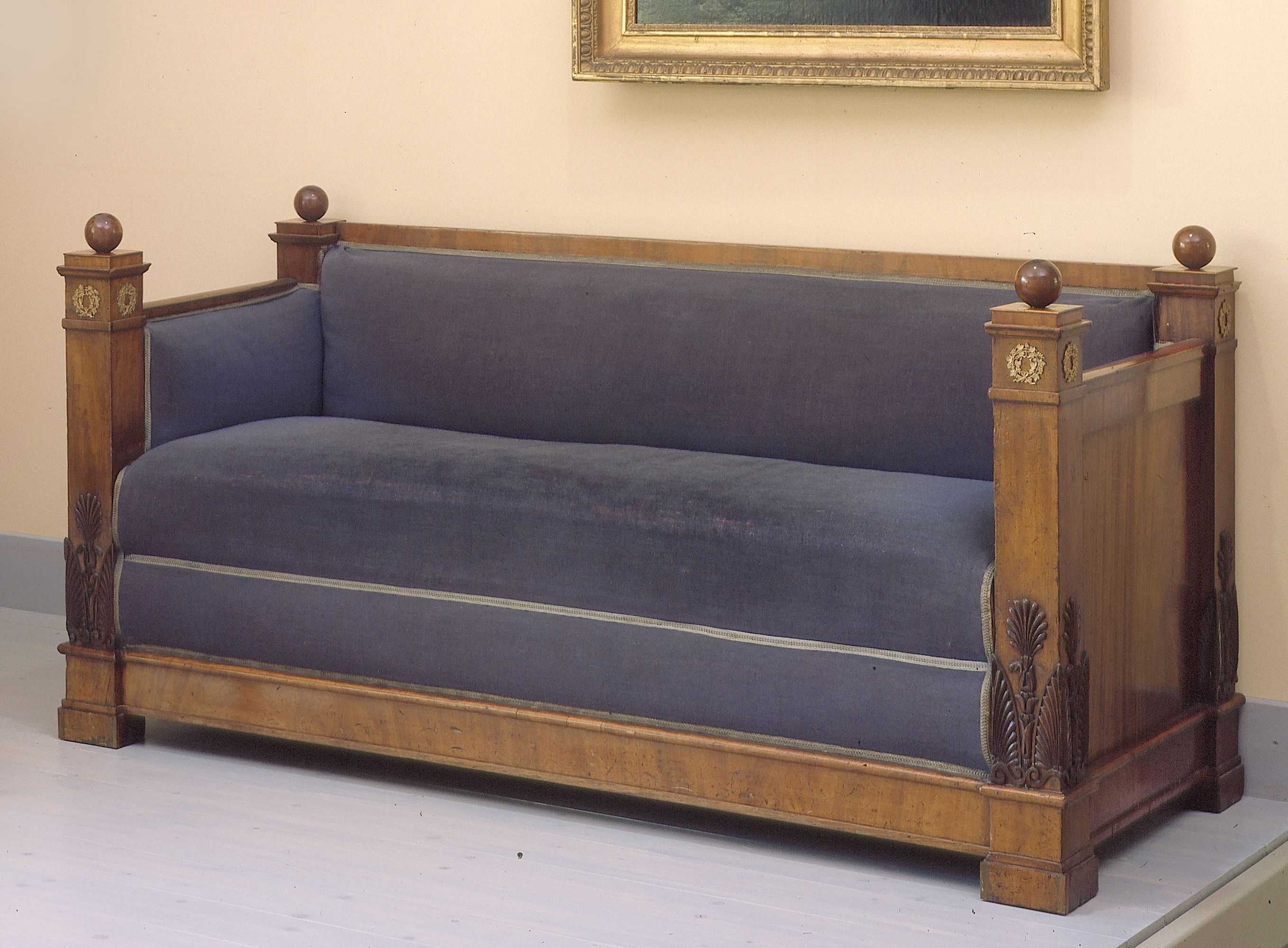 Die Wohnetage des Ehepaars Laves bestand neben Wohn- und Schlafzimmer auch aus einem Salon, einer Küche und einem Arbeitszimmer. Auch für seine eigenen Wohnräume entwarf Laves Möbel im klassizistischen Stil - sie stellten schlichtere Versionen der Entwürfe dar, die er für Adelsfamilien schuf.