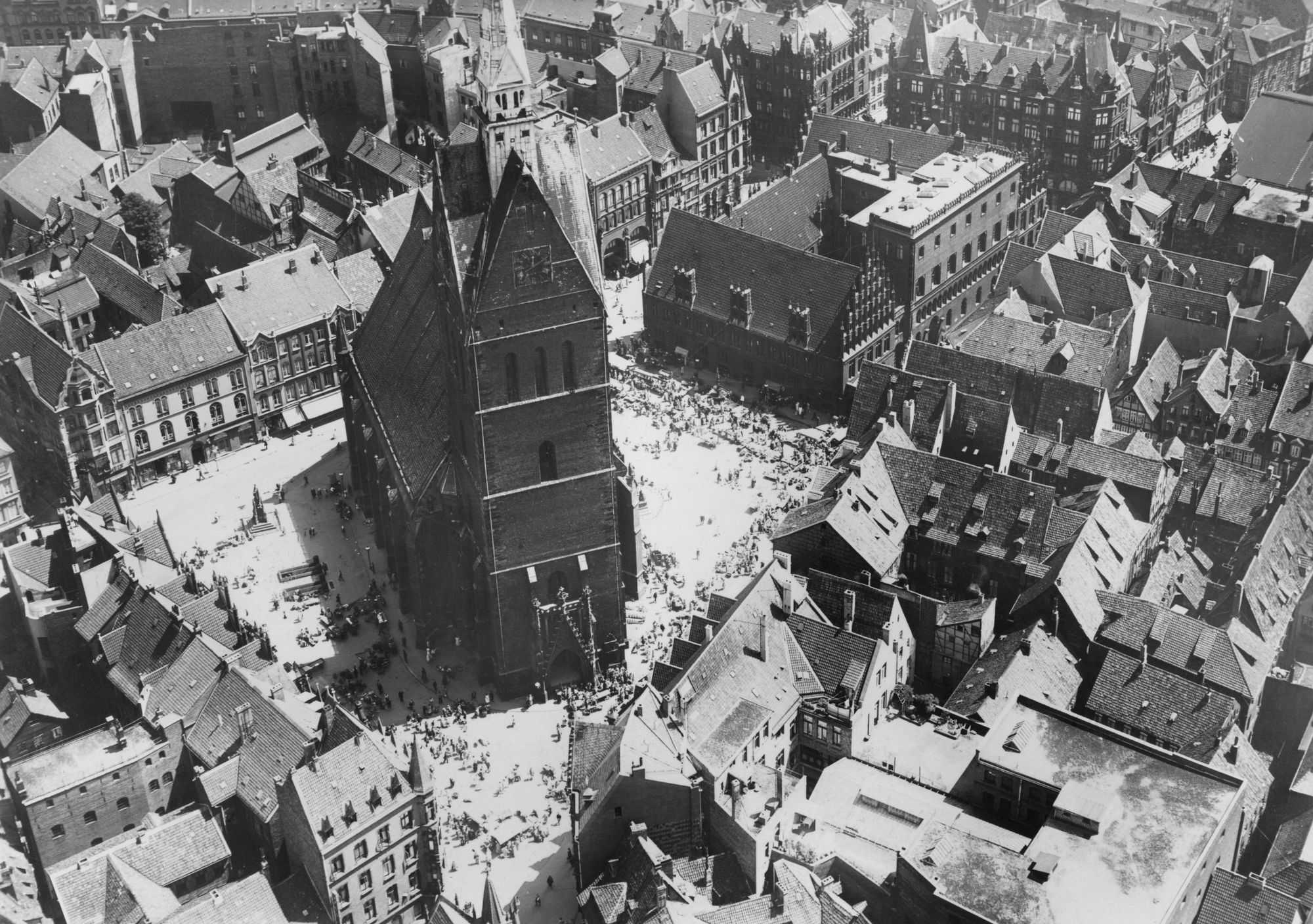 Der Marktplatz war im Mittelalter das Zentrum der Stadt. Der älteste Kirchenbau der Siedlung stand hier schon um das Jahr 1125.