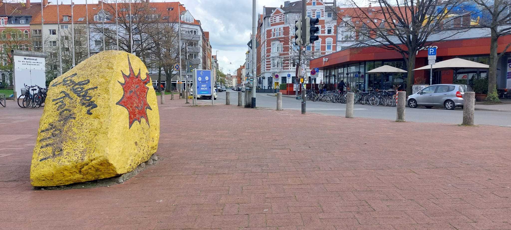 Der Gorlebenstein am Weißekreuzplatz erinnert an den „Gorleben-Treck“, die bis dahin größte Anti-Atomkraft-Demonstration in der Bundesrepublik, am 31. März 1979. Auslöser war die Entscheidung, Gorleben zum Standort für ein Atommüllendlager zu machen.