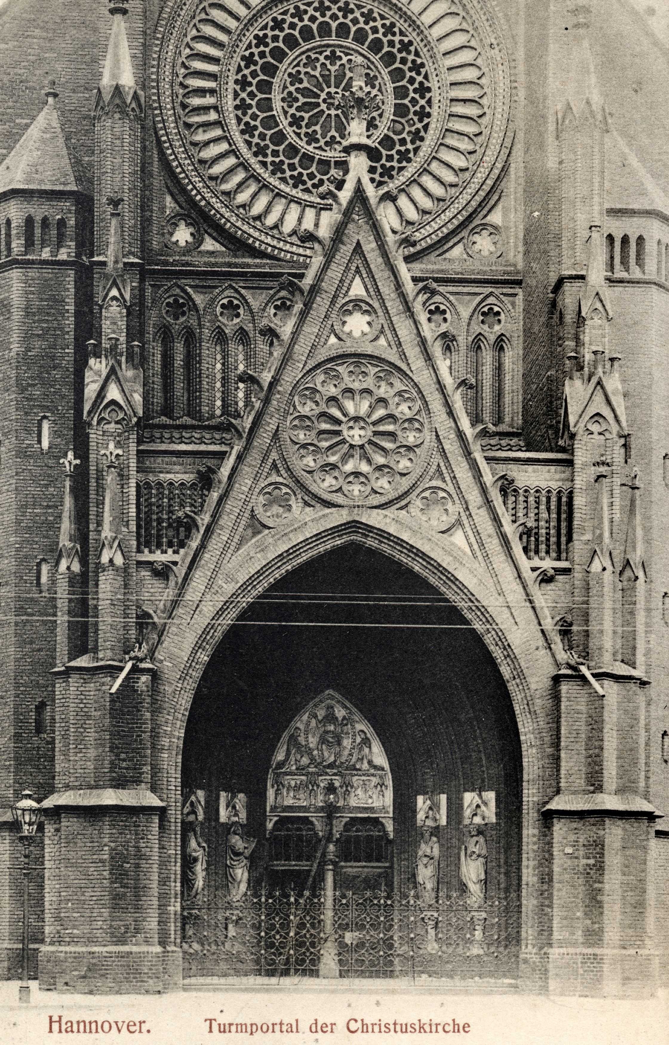 Ein Beispiel der späten Restaurationsarbeiten ist das Rosettenfenster, das erst 1982 nach C. W. Hases Originalentwurf neugeschaffen wurde. Die 1914 von Ernst August, Herzog zu Braunschweig-Lüneburg (1845-1923) gestifteten Bronzeleuchter, die 1943 beschädigt wurden, konnten hingegen bereits 1956 restauriert und wieder aufgehängt werden.