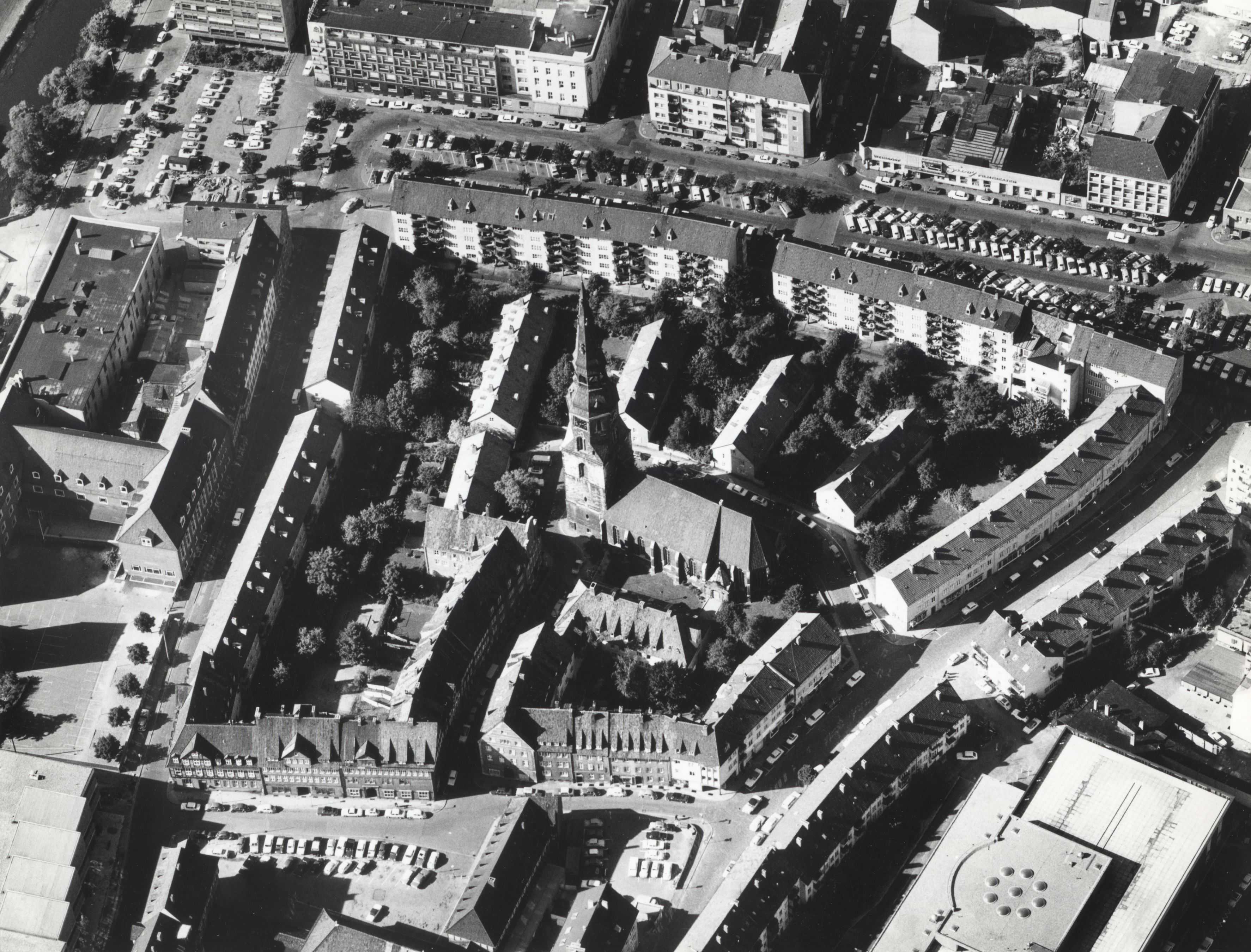 Der besonders Charme und Inselcharakter des Viertels entsteht auch durch die Hausgärten. Die Anlage geht wesentlich großzügiger mit der Fläche um, als die Bebauung der Vorkriegszeit- 1939 waren hier 338 Wohnungen, im neuen Kreuzkirchenviertel sind es 180.