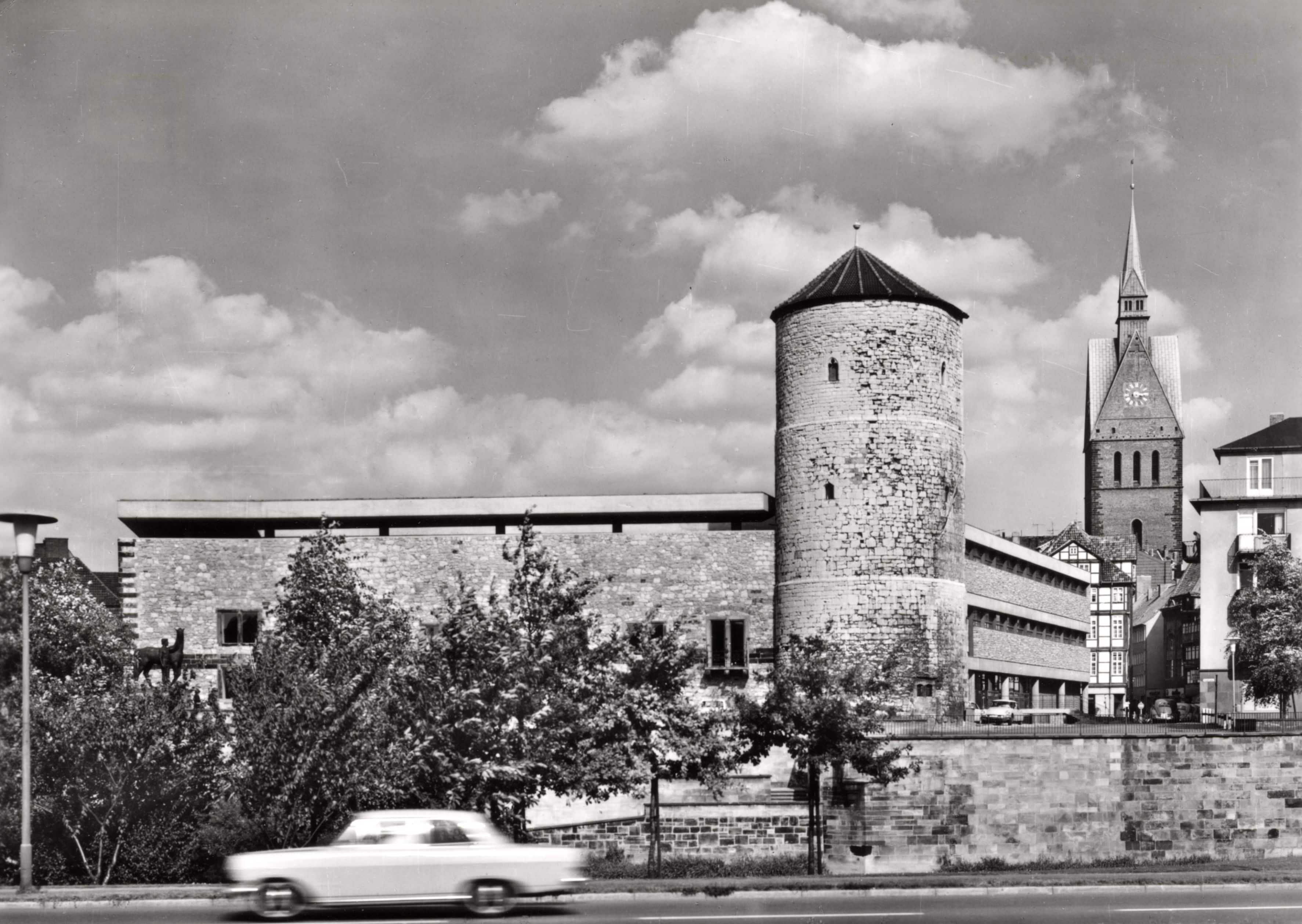 Nach dem Zweiten Weltkrieg baute der Künstler Karl Hoffmeister den Turm als Wohnung aus. Seit den 1970er Jahren diente der Turm als Kneipe.