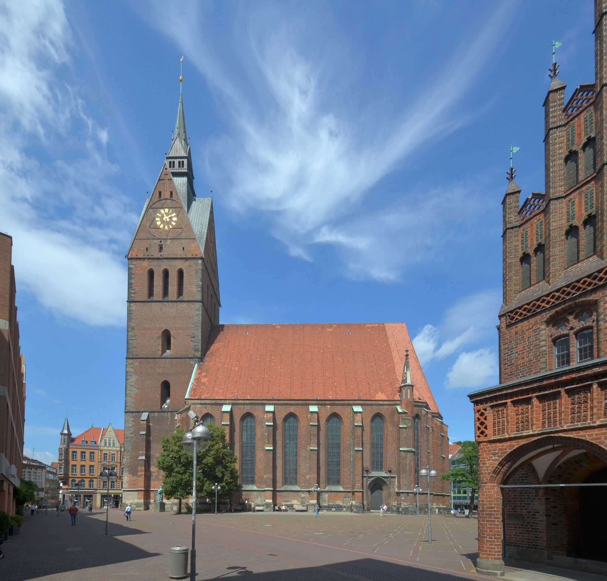 Die im Stil norddeutscher Backsteingotik errichtete Marktkirche (Sankt Georgii et Jacobi) stammt aus dem 14. Jahrhundert. Um das Jahr 1360 fand die Kirchenweihe statt. Pest und Geldmangel führten zu einer 10-jährigen Unterbrechung des Turmbaus. Ursprünglich anders geplant, bekam der Turm einen Dachreiter in Form eines verkleinerten Abbildes des Turms. Der Dachstuhl ist auf das Jahr 1388 datiert. Der Turm erreicht eine Höhe von 98 Metern (mit Wetterhahn).