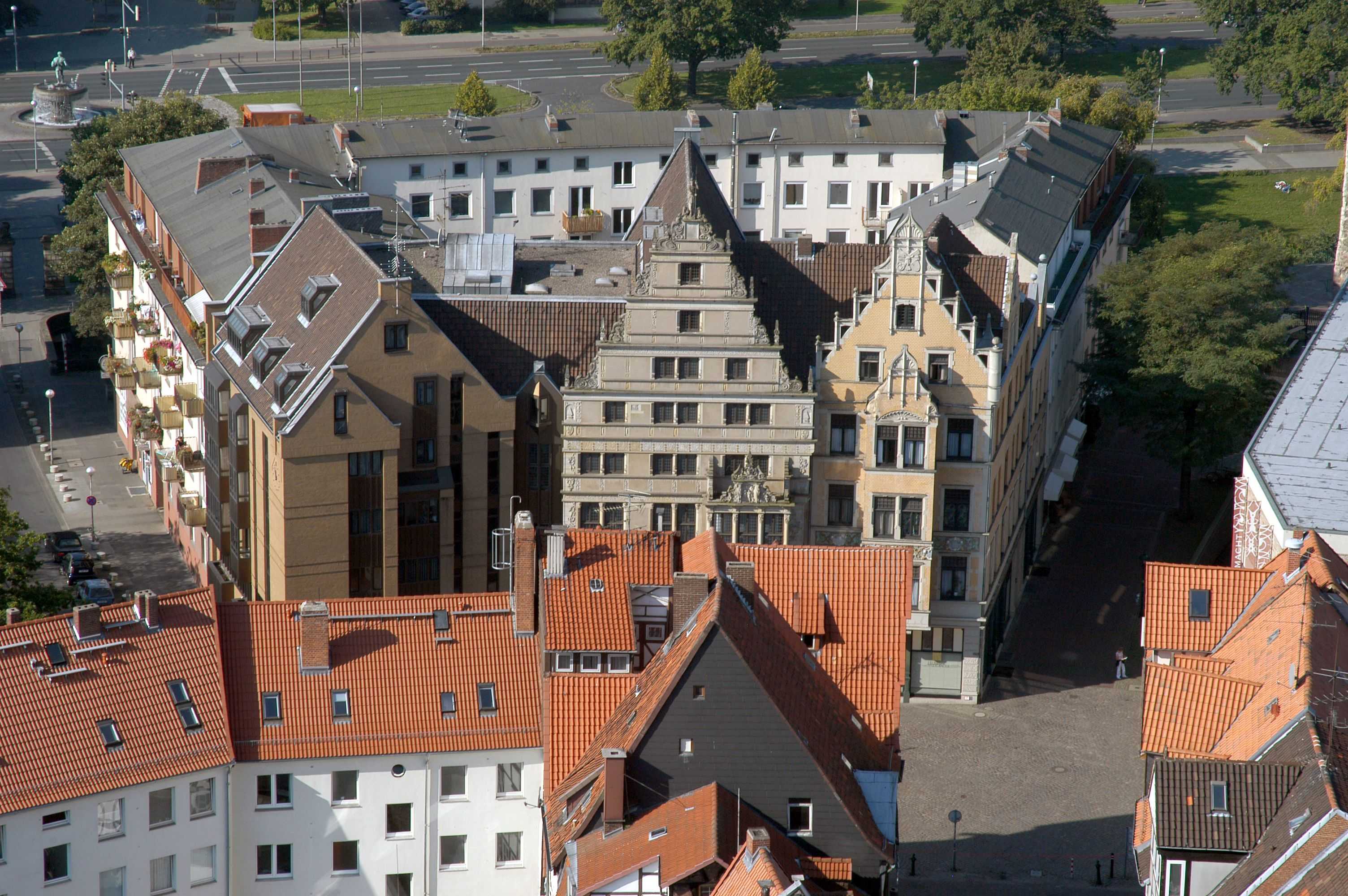 Das Original-Gebäude des Leibniz-Hauses an der Schmiedestraße war im Jahre 1499 erbaut und 1652 erneuert worden, im Zweiten Weltkrieg wurde es zerstört. Den Namen „Leibniz-Haus“ trägt das Gebäude, da der berühmte Gottfried Wilhelm Leibniz den Originalbau viele Jahre bewohnt hat. Am Holzmarkt steht nun der detailgetreue Nachbau des Hauses.