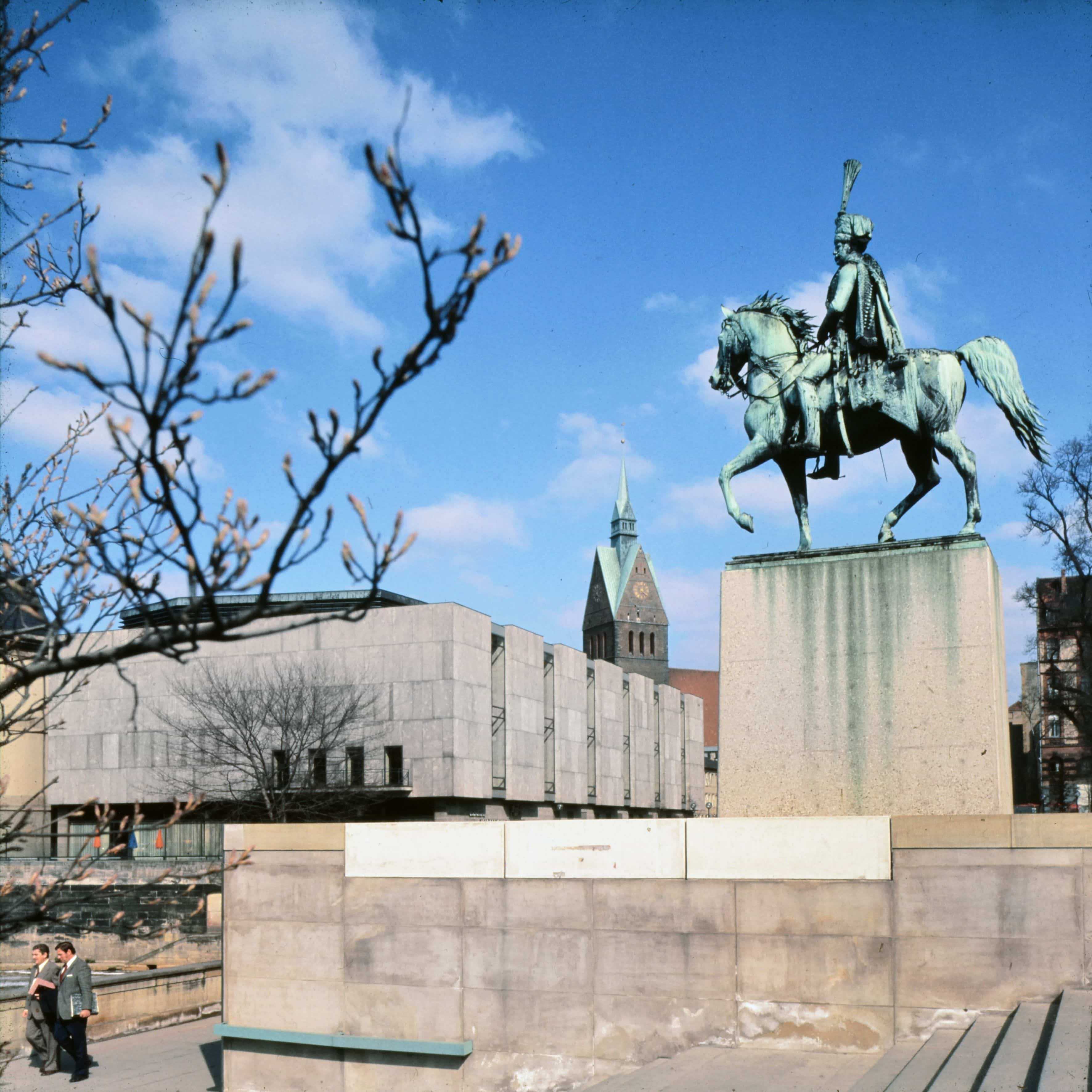 Der neu gebaute Plenarsaal des Niedersächsichen Landtags befindet sich nun an der Stelle, an der die Flusswasserkunst stand. Nach 1975 wurde das Ernst-August-Denkmal auf seinen jetzigen Platz vor den Hauptbahnhof versetzt.