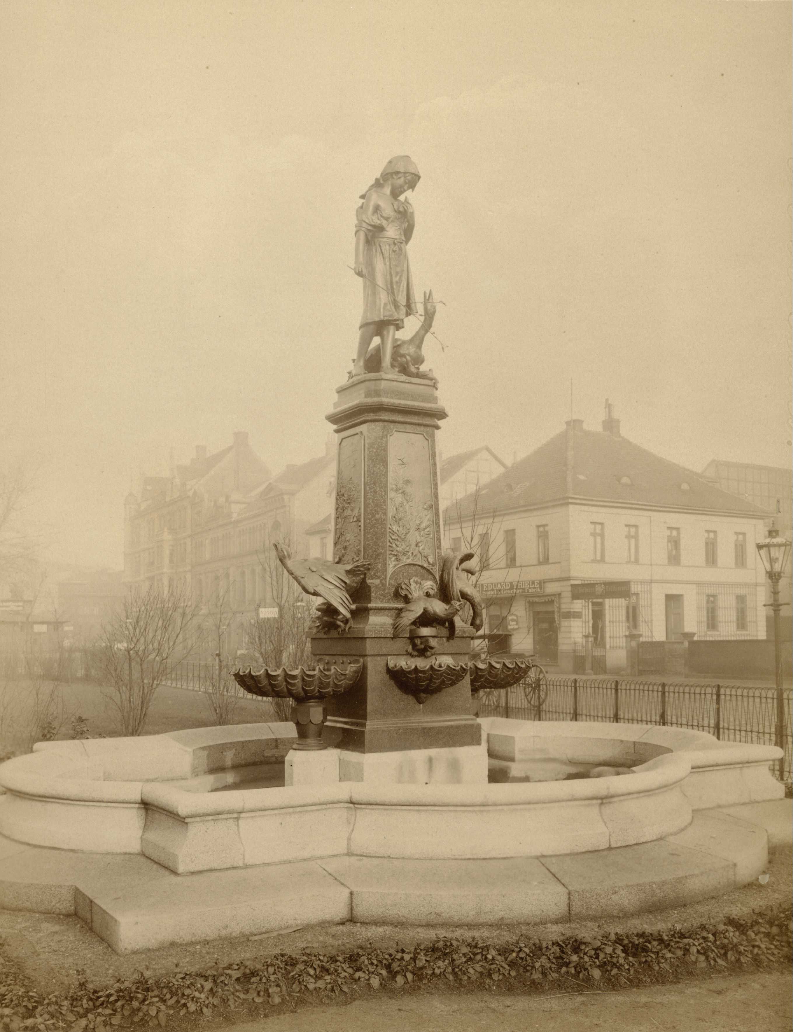 Der Gänselieselbrunnen wurde zwischen 1897 und 1898 von dem Hannoveraner Bildhauer Carl Dopmeyer gestaltet. Das Bronze-Standbild der jungen Frau und ihrer Gans steht auf einer Granitsäule platziert. Das Hüten der Gänse war eine Aufgabe, die früher vor allem Kindern und Jugendlichen zugeteilt wurde. Diese trieben die Tiere zur Nahrungsaufnahme tagsüber über die Felder und Wiesen. Abends brachten sie den ganzen Schof Gänse unverletzt und vollzählig wieder heim.