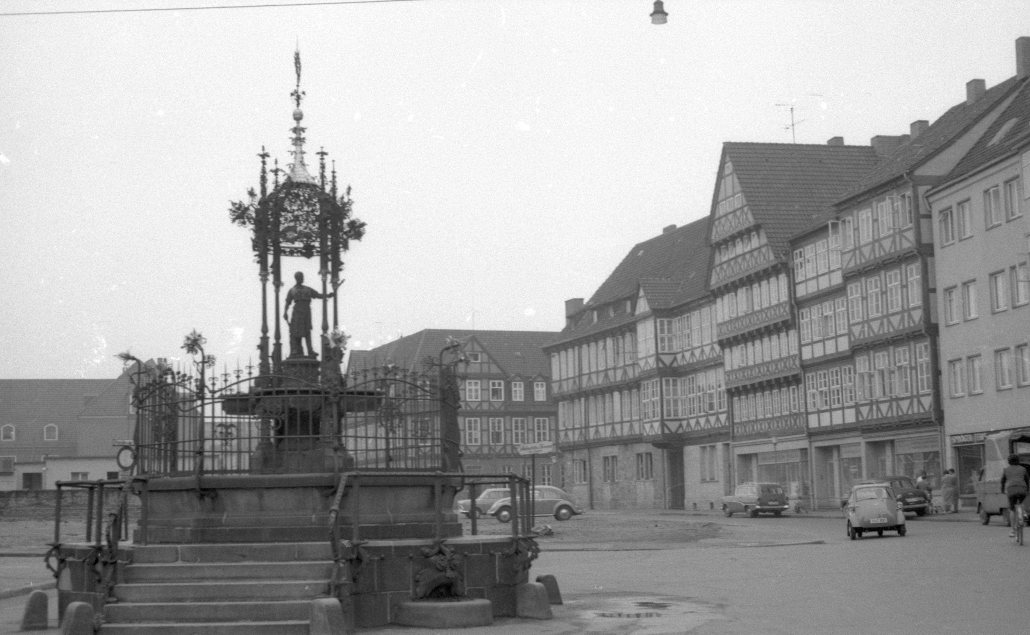 Der Neuaufbau der Altstadt und Innenstadt sollte das Gebiet zwischen Leineufer, Marktplatz und Kreuzkirchenviertel als „Traditionsinsel Altstadt“ entstehen lassen.