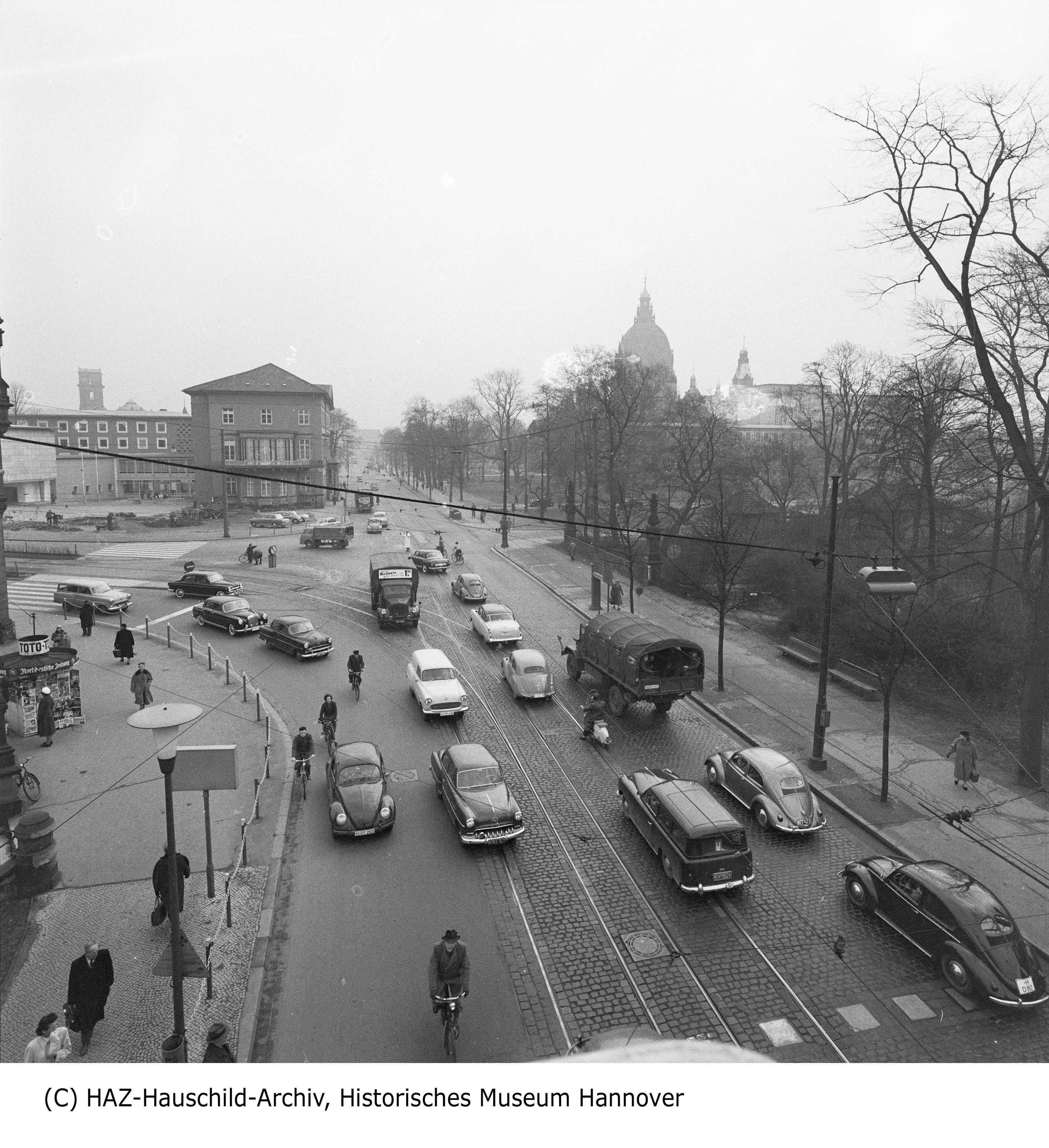 Im Jahr 1952 wurde die Friedrichstraße in Friedrichswall umbenannt. Der Name bezieht sie sich auf die Wallanlagen der Stadtverteidigung, die hier früher verliefen. Von 1952 bis 1961 wurde die Straße zum Teil des „Cityrings“ umgebaut – ein Ring von Hauptverkehrsstraßen um die Innenstadt herum. Diese Funktion hat der Friedrichswall bis heute.