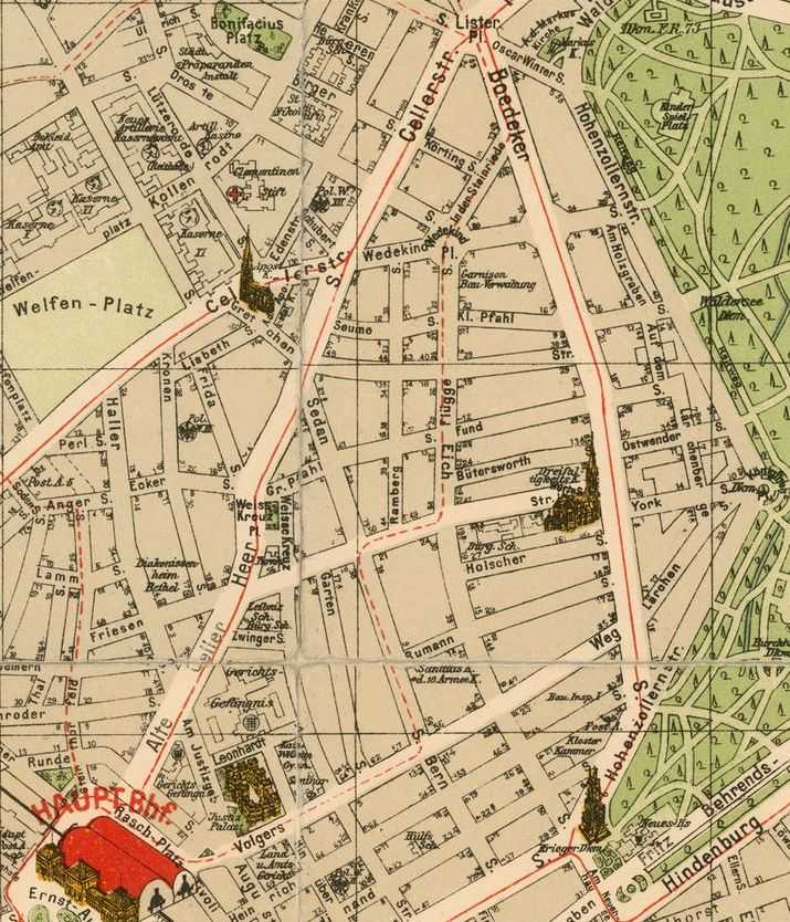Die Lister Meile gibt es erst seit 1972. Sie ist eine Folge des U-Bahnbaus. In der Zeit davor führten die „Alte Celler Heerstraße“ und ein Abschnitt der „Celler Straße“ vom Hauptbahnhof zum Lister Platz.