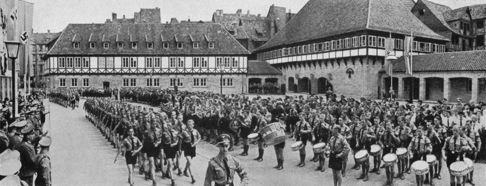 Der Ballhofplatz wurde 1939 von den Nationalsozialisten mit einem festlichen Aufmarsch eingeweiht. Im Ballhofgebäude wurde im gleichen Jahr ein Heim der Hitler-Jugend und im Spitta-Haus ein Heim für den Bund Deutscher Mädel untergebracht. Sie werden im Laufe des Krieges zu zentralen Stellen der Organisationen in Niedersachsen. Auf dem Ballhofplatz fanden regelmäßig Rekrutenvereidigungen statt.
