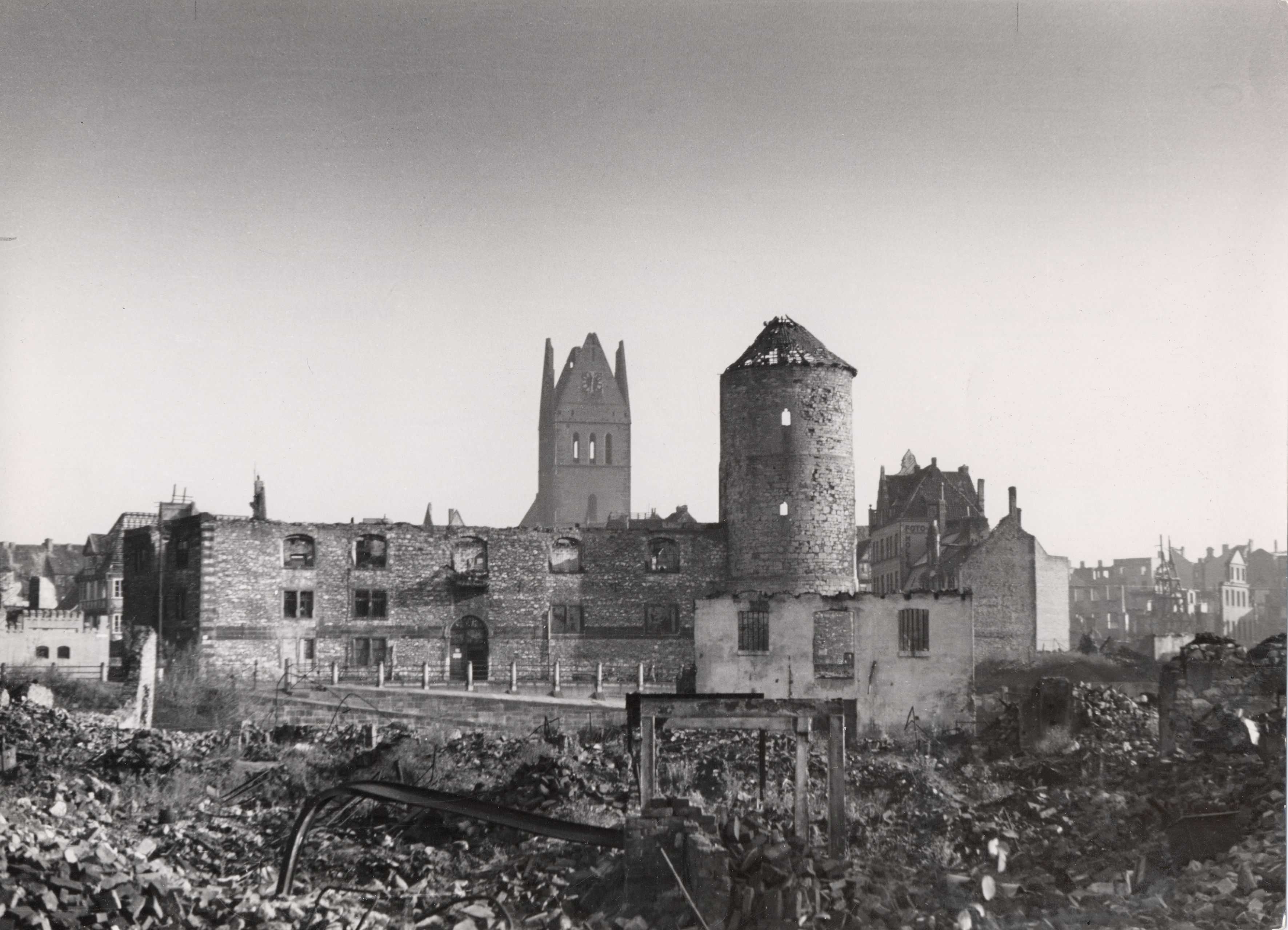 Im Laufe des Zweiten Weltkriegs wurden Teile des Turms, das Zeughaus und anliegende Gebäude in Hannover-Mitte stark beschädigt und zerstört.