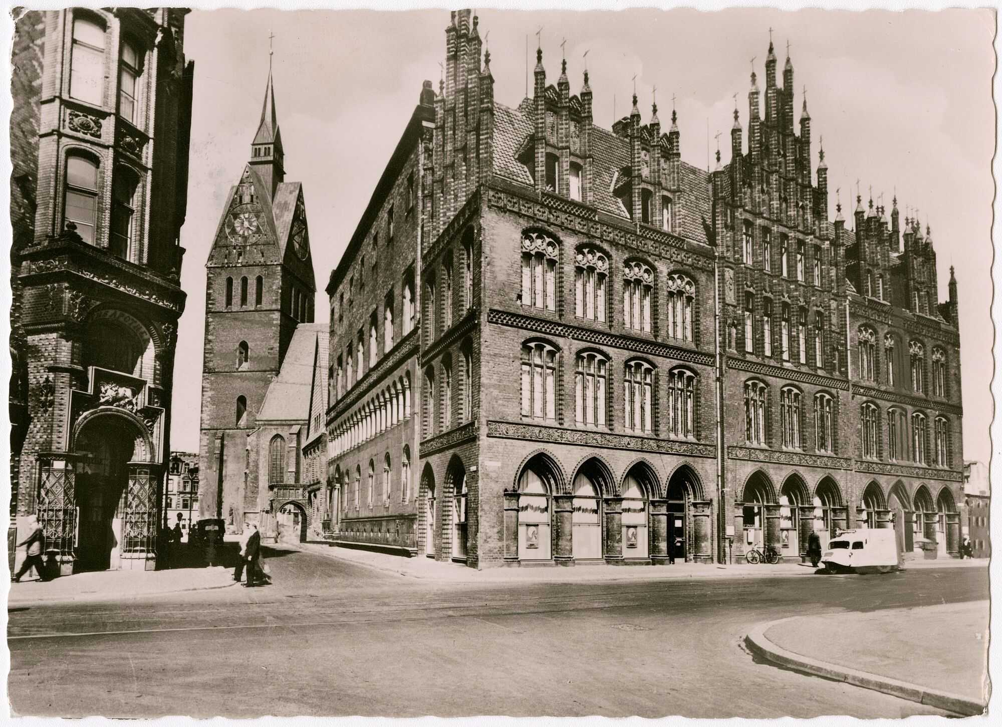 Der Flügel an der Karmarschstraße ist der jüngste Teil des Gebäudekomplexes. Conrad Wilhelm Hase errichtete den Flügel im neogotischen Stil und orientierte sich dabei stark an den mittelalterlichen Gebäudeteilen des Rathauses.