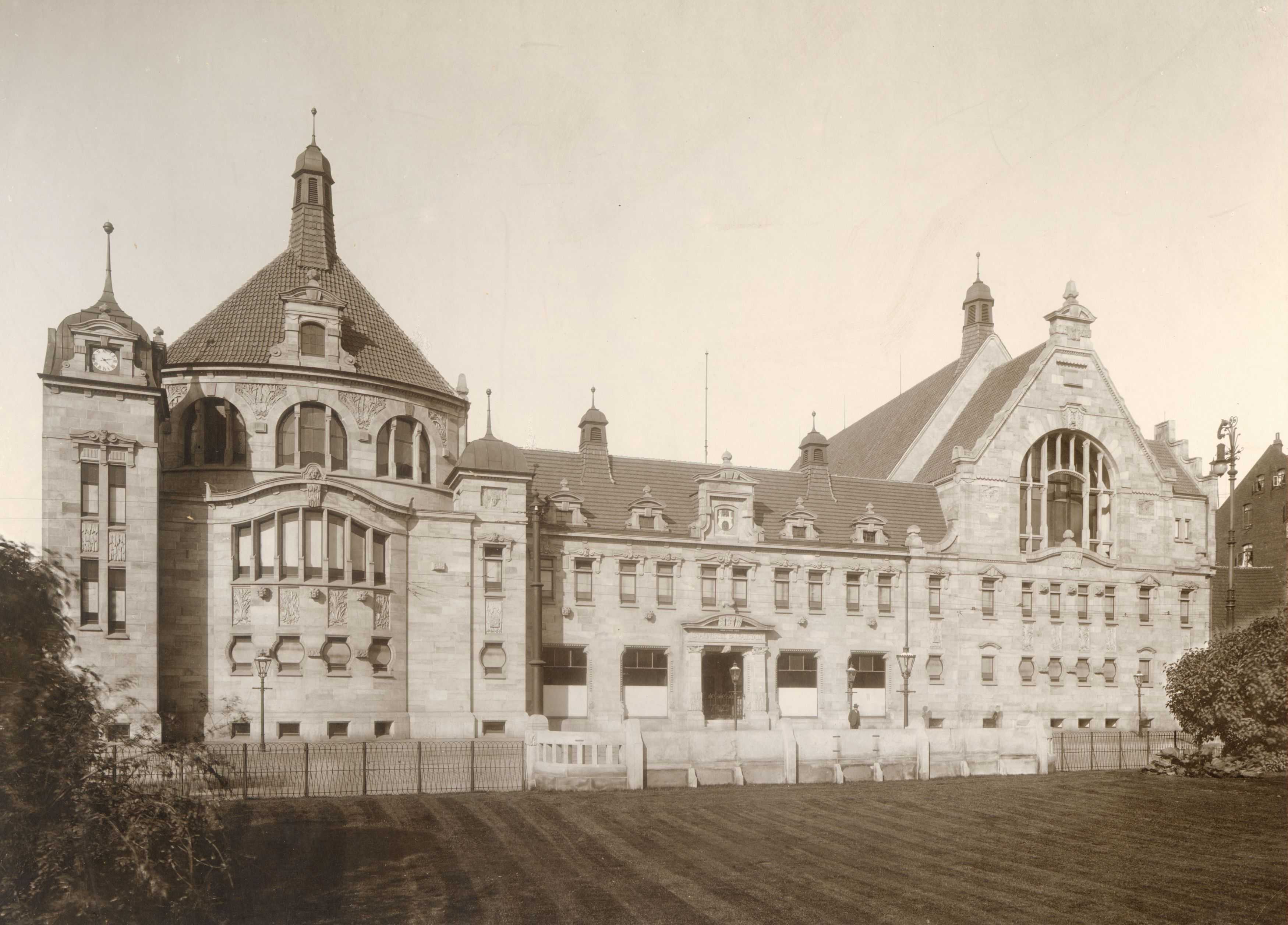 Bevor das Goseriedebad gebaut wurde – das auf dem Foto zu sehen ist –, stand hier seit 1730 das Nikolaistift. Eine karitative Einrichtung, die zur nahegelegenen Nikolaikapelle gehörte. Als das Nikolaistift wegen Baufälligkeit 1893 abgerissen wurde, kam das Gelände für den Bau einer städtischen Badeanstalt ins Gespräch. Dieses Projekt wurde in den Jahren 1902 bis 1905 realisiert.