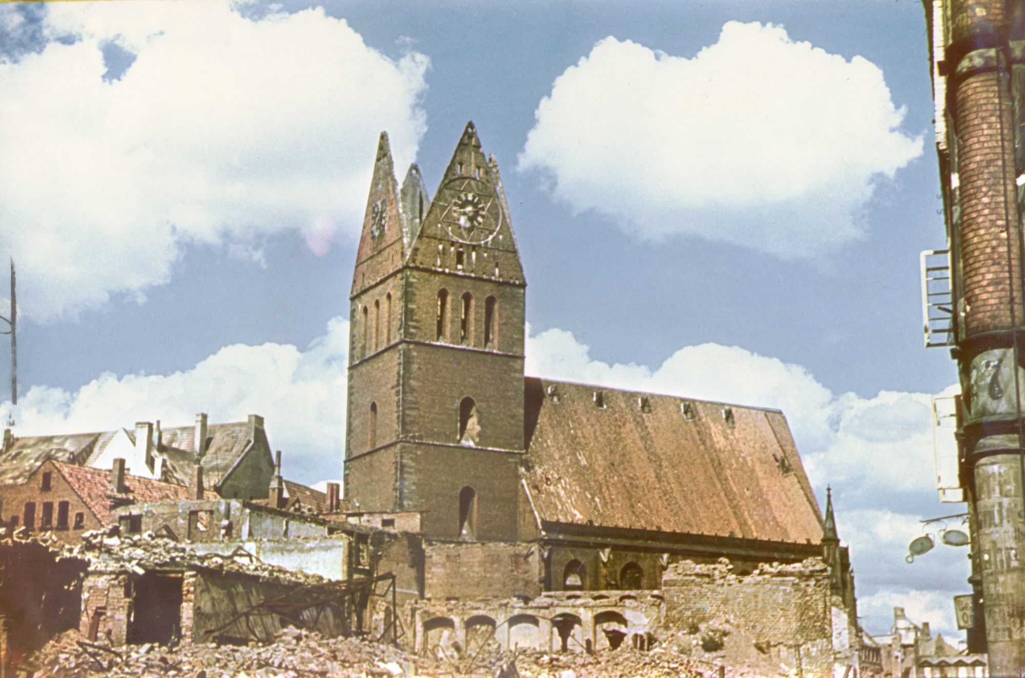 Die Marktkirche wurde bei den Bombenangriffen während des Zweiten Weltkrieg stark beschädigt. Die Kirche wurde bis auf die Außenmauern und Säulen zerstört.