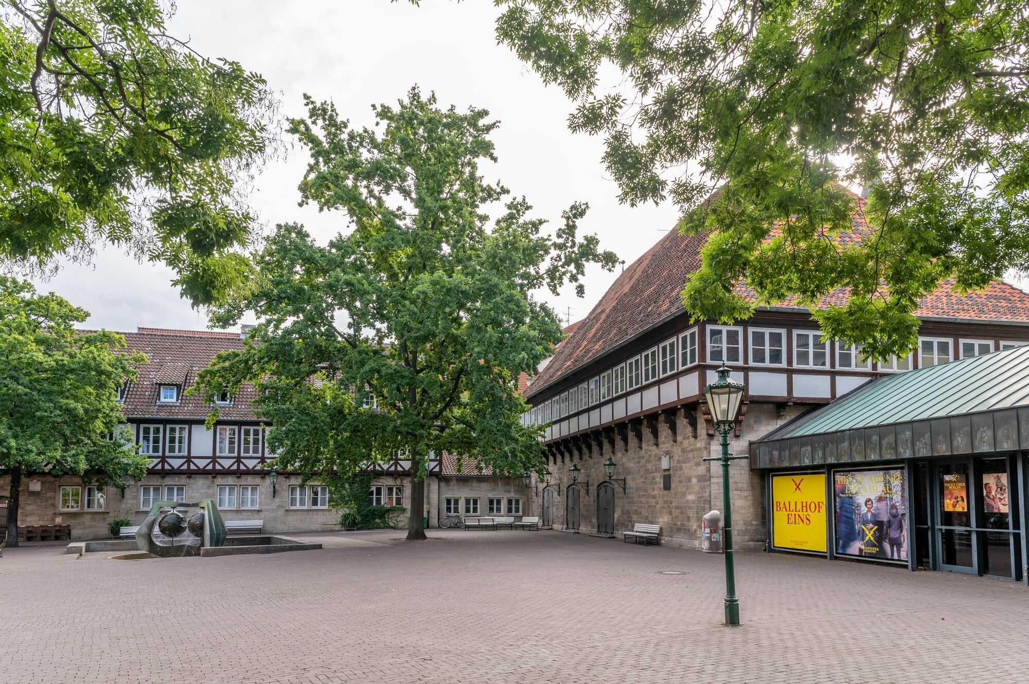 Der Ballhofplatz lädt vor allem in den Sommermonaten zum Verweilen ein. Das junge Schauspiel und die junge Oper sind in den Spielstätten „Ballhof Eins“ und „Ballhof Zwei“ zu Hause.