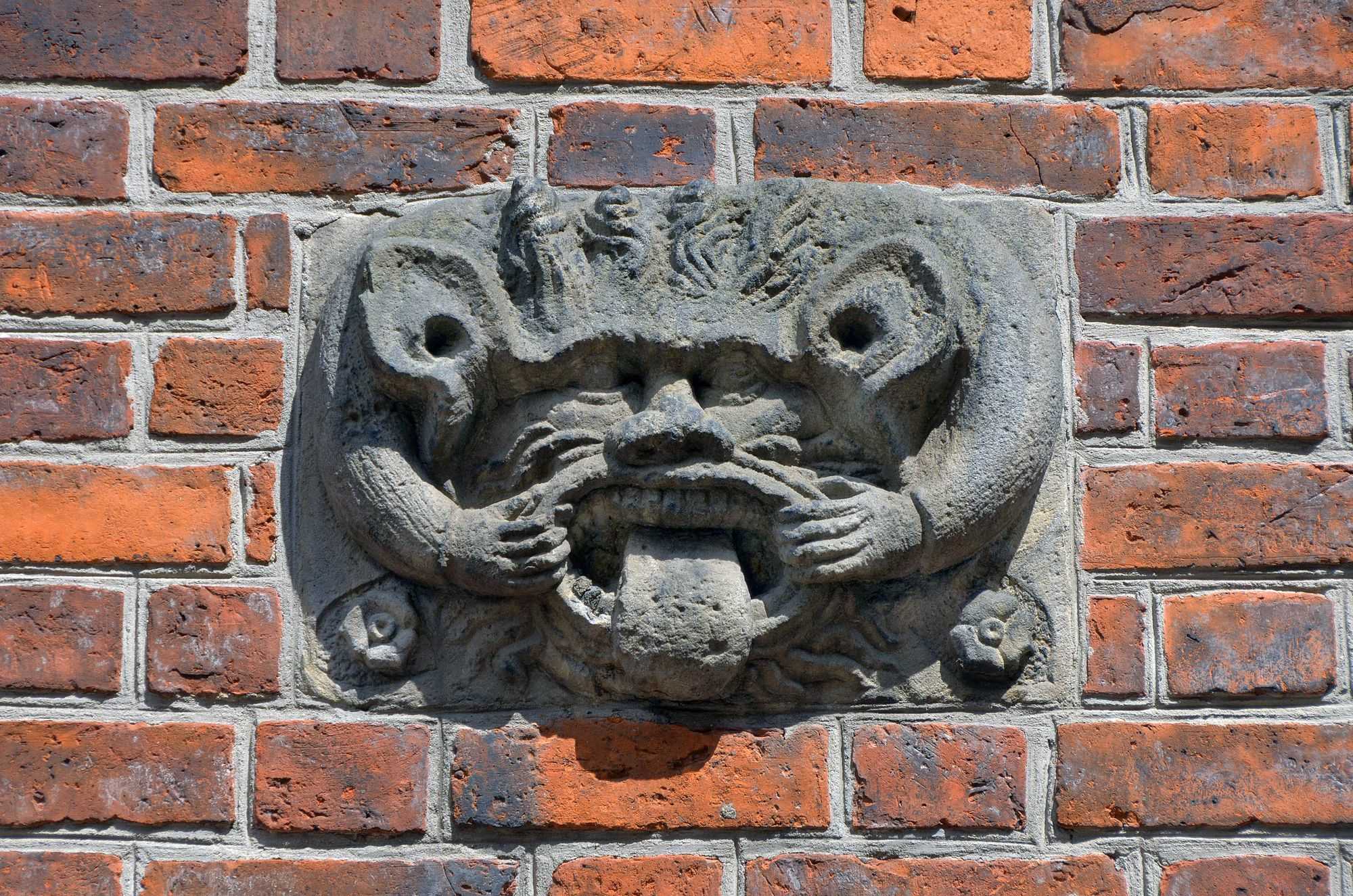 An der Rathauswand rechts neben der Laube befindet sich ein sog. „Neidkopf“, eine steinerne Fratze aus dem 16. Jahrhundert. Eine mögliche Bedeutung ist die Abwehr des Bösen.