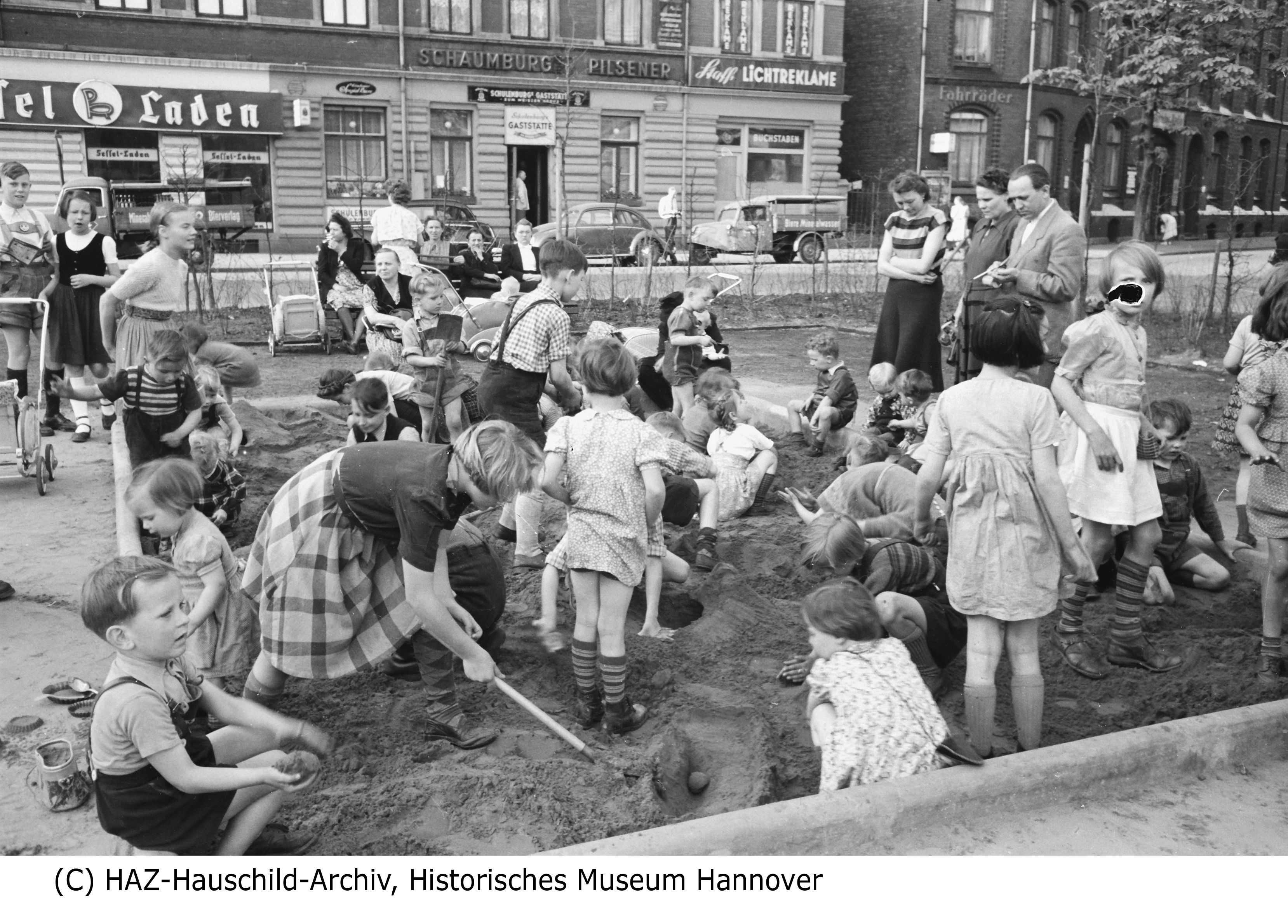 Im Zuge des Neuaufbaus der Stadt nach den Zerstörungen des Zweiten Weltkrieges, wurde auf dem Weißekreuzplatz ein kleiner Spielplatz angelegt.