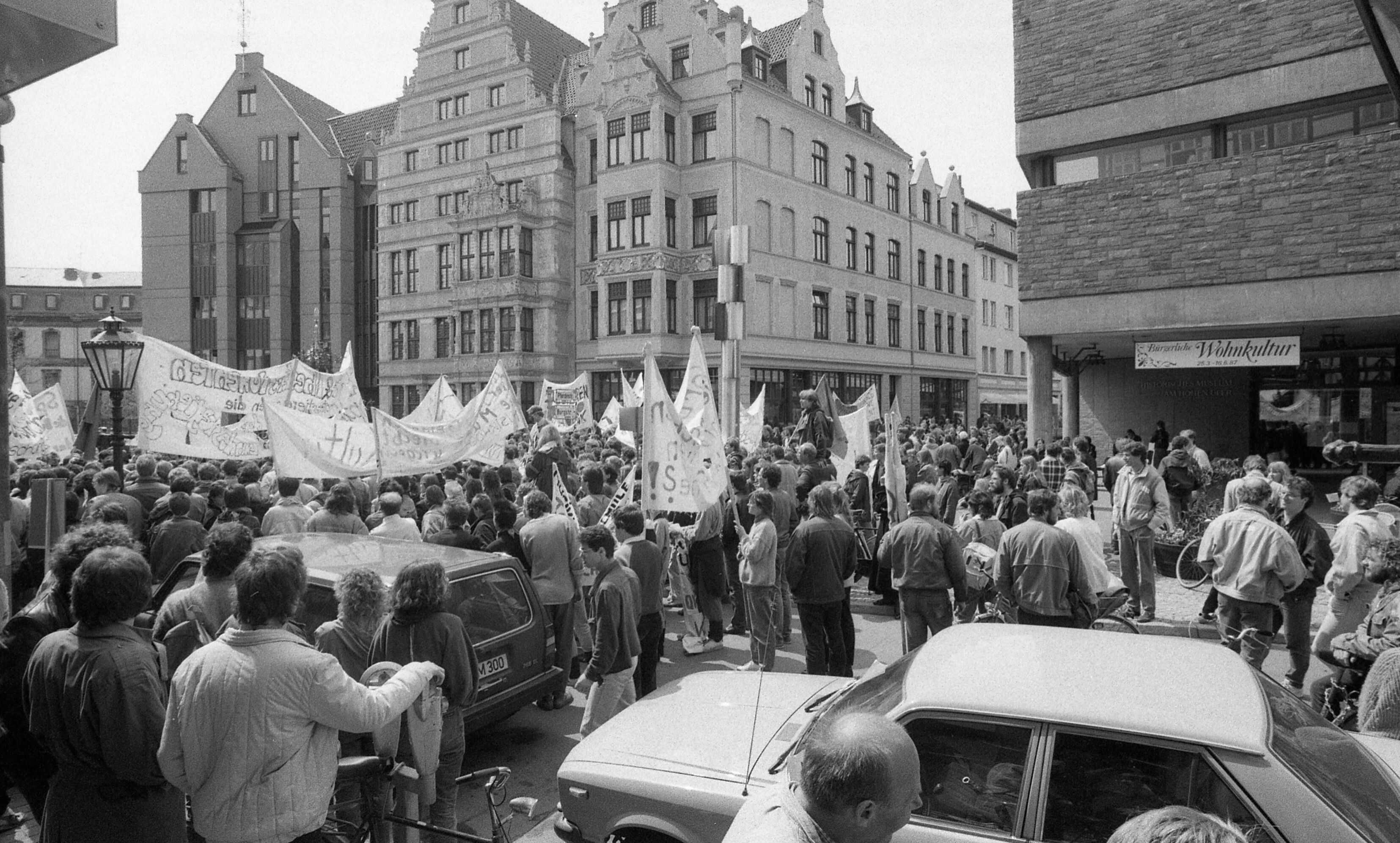 Auch größere Studentendemonstrationen fanden statt, wie hier ein Protest gegen Sparbeschlüsse der Landesregierung.