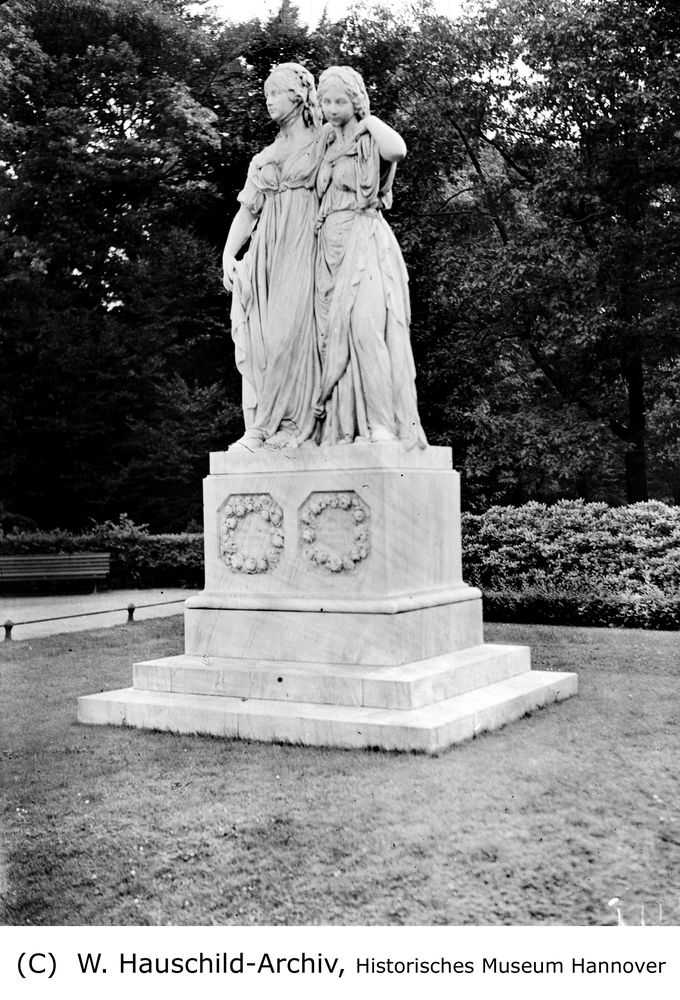 Das Königinnendenkmal, das in Hannover steht, ist eine Kopie einer 1797 von Johann Gottfried Schadow in Berlin geschaffenen Statue. Zunächst waren Luise und Friederike beide durch Heirat preußische Prinzessinnen gewesen. Erst durch ihre dritte Ehe 1815 mit Ernst August I. wurde Friederike Königin von Hannover.