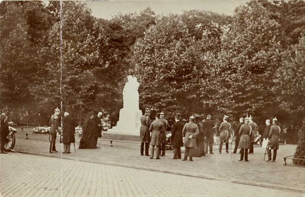 Das Königinnendenkmal (auch Prinzessinnendenkmal genannt) am Rande der Eilenriede in Hannover wurde von Valentino Casal aus pentelischem Marmor geschaffen und am 19.7.1910 enthüllt. Bis heute hat es seinen ursprünglichen Standort an der Hohenzollernstraße. Es stellt die Königinnen und Schwestern Luise von Preußen (links) und Friederike von Hannover (rechts) dar.