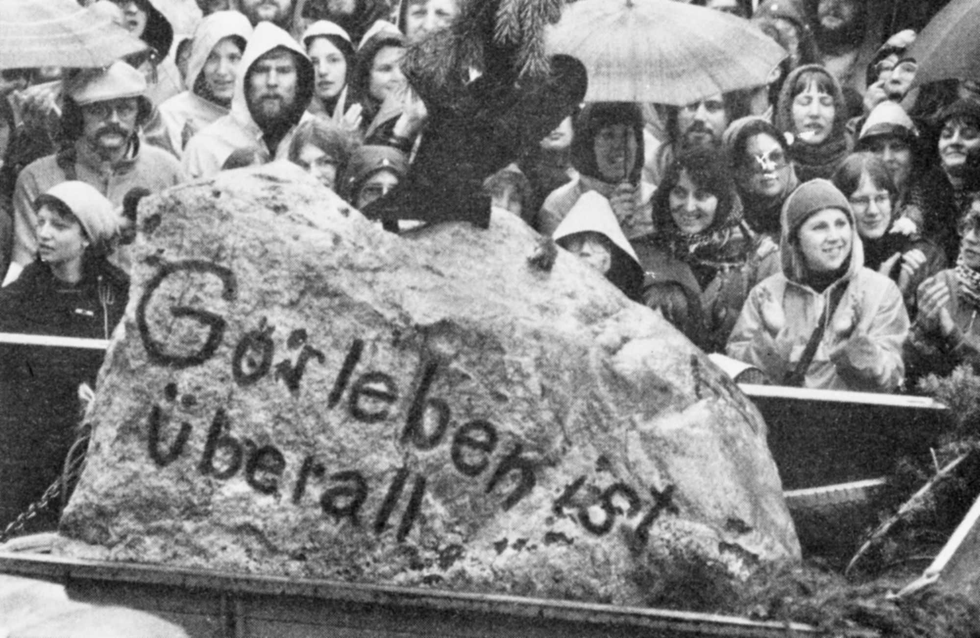 Der ursprüngliche „Gorleben-Stein“ – war ein Findling aus dem Wendland, der den gesamten Treck mitgereist ist und eigentlich vor dem Landtag abgelegt werden sollte. Nachdem das Original geklaut wurde, brachten Bäuerinnen und Bauern aus dem Wendland einen neuen Stein nach Hannover.