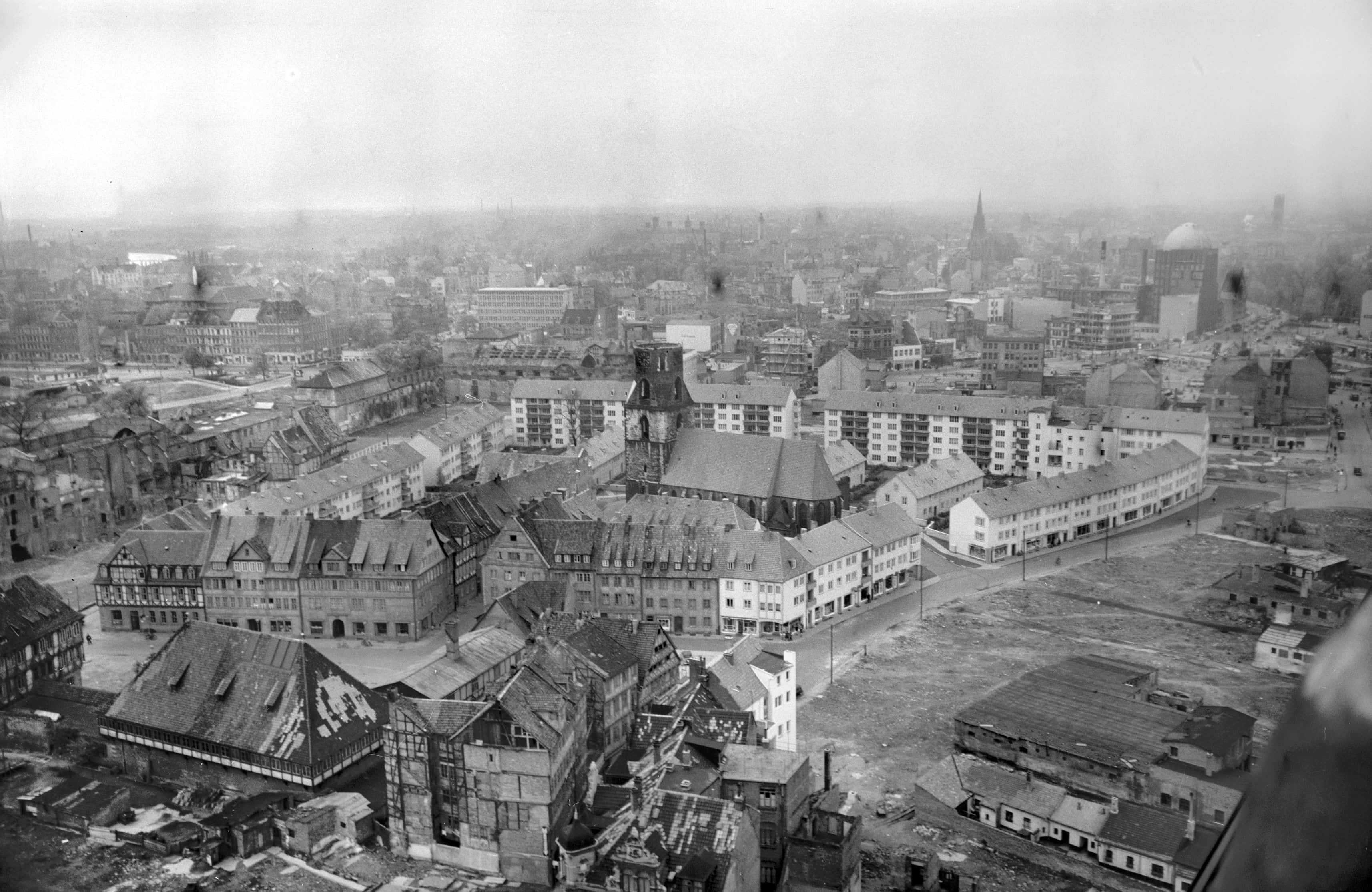 Die überwiegende Zahl der Gebäude ist zweigeschossig, die Verwendung gleicher Fenster, Türen und der gelbe Anstrich verleihen dem Viertel ein einheitliches Aussehen.