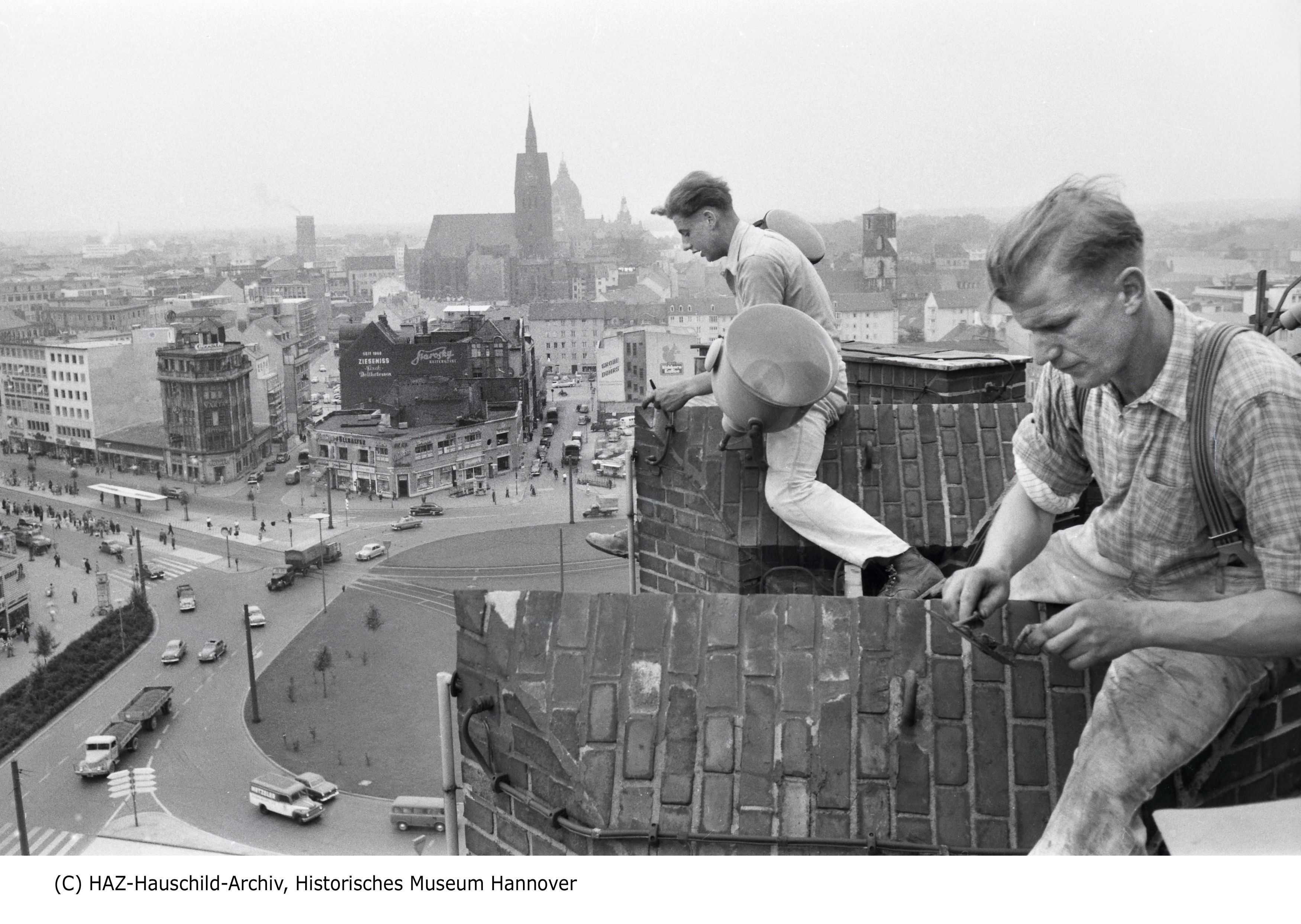Zu seiner Erbauungszeit war das Anzeiger Hochhaus mit seinen 10 Geschossen auf 51 Metern eines der höchsten Häuser in Deutschland. Zur gleichen Zeit wurde auch die Stadtbibliothek an der Hildesheimer Straße und das Capitol-Hochhaus am Schwarzen Bären errichtet.