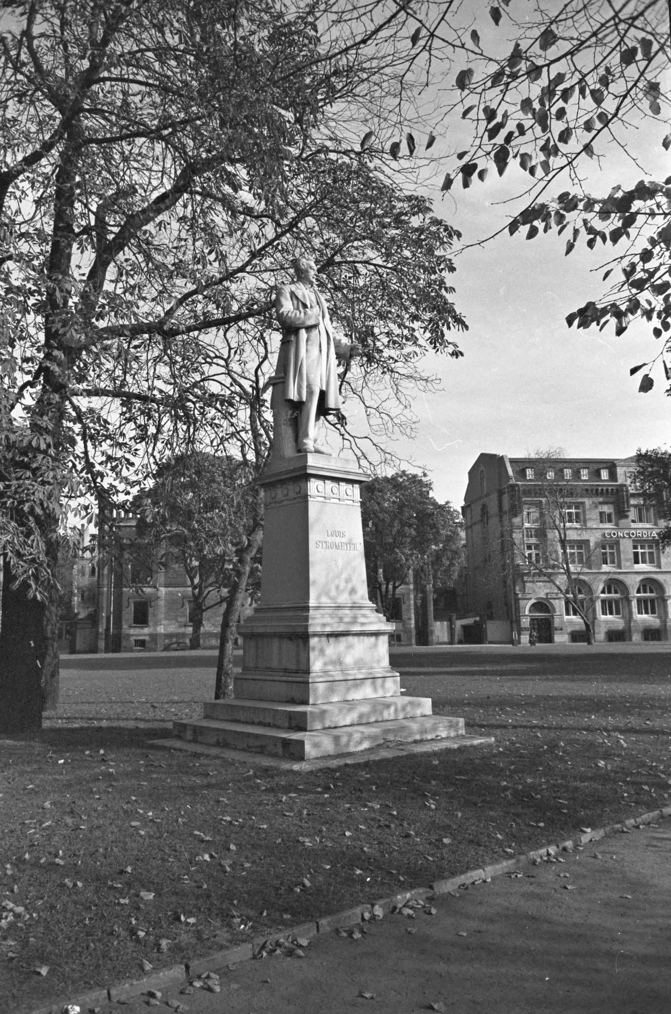 Entlang der Georgstraße stehen heute die Denkmäler für Louis Stromeyer, Karl Karmarsch und Heinrich Marschner. Das Denkmal für Louis Stromeyer wurde 1884 von Oskar Rassau am heutigen Standort in der Georgstraße errichtet und besteht aus weißem Marmor. Es ehrt den Generalarzt in der hannoverschen und preußischen Armee und Pionier der orthopädischen Chirurgie Louis Stromeyer. Im Sockel steht außer dem Namen noch das Geburts- sowie Todesjahr Stromeyers: 1804 – 1876.