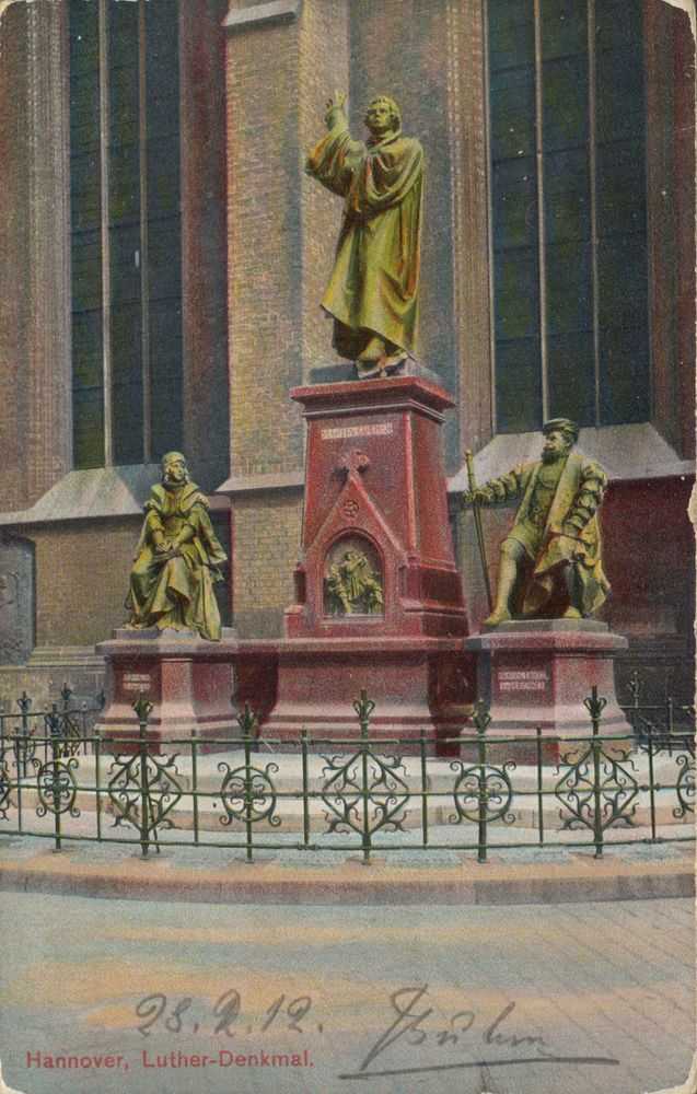 Das Martin-Luther-Denkmal wurde am 10. November 1900 (Luthers 454. Todestag) errichtet und zeigte ursprünglich Martin Luther, Herzogin Elisabeth von Braunschweig-Calenberg-Göttingen und Herzog Ernst I. zu Braunschweig-Lüneburg als Bronzestatuen. Mit dem Entwurf wurde erst Carl Dopmeyer beauftragt, dann Ferdinand Hartzer. Die Statuen wurden von der AG vormals Gladenbeck & Sohn gegossen."