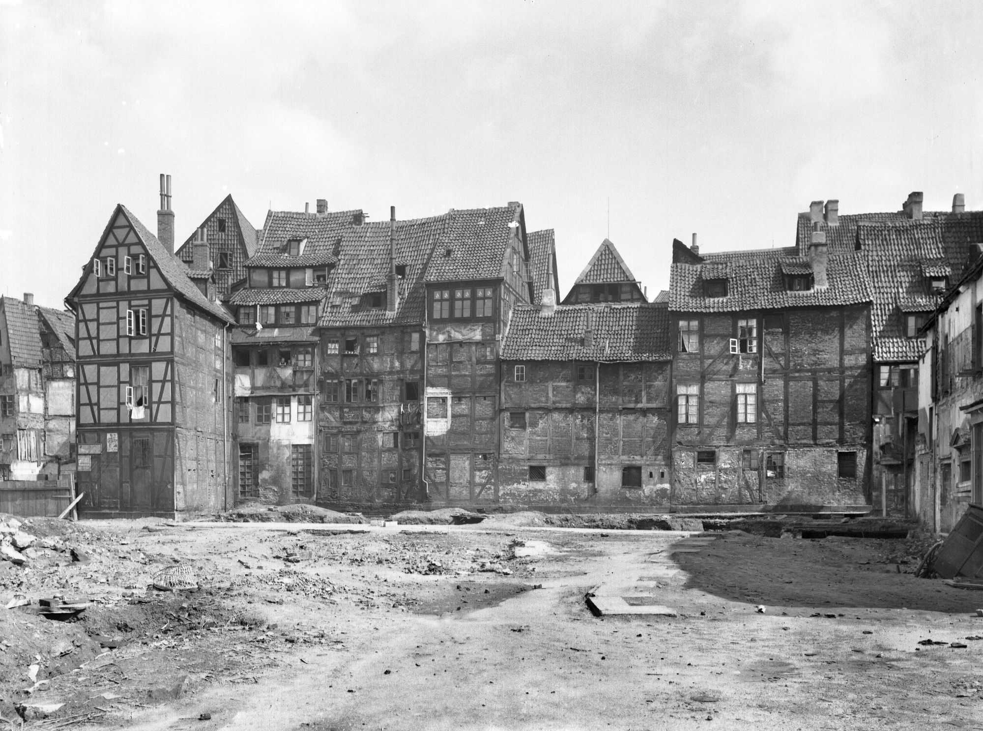 Die Altstadtsanierung begann 1936. Neue Freiräume sollten in dem engbebauten Viertel entstehen. Der historische Ballhof wird erst durch den Abriss der Wohnhäuser wieder freigelegt. Er war zuletzt als Warenlager genutzt worden. Die Stadt kaufte das runtergekommene, historische Gebäude 1936.